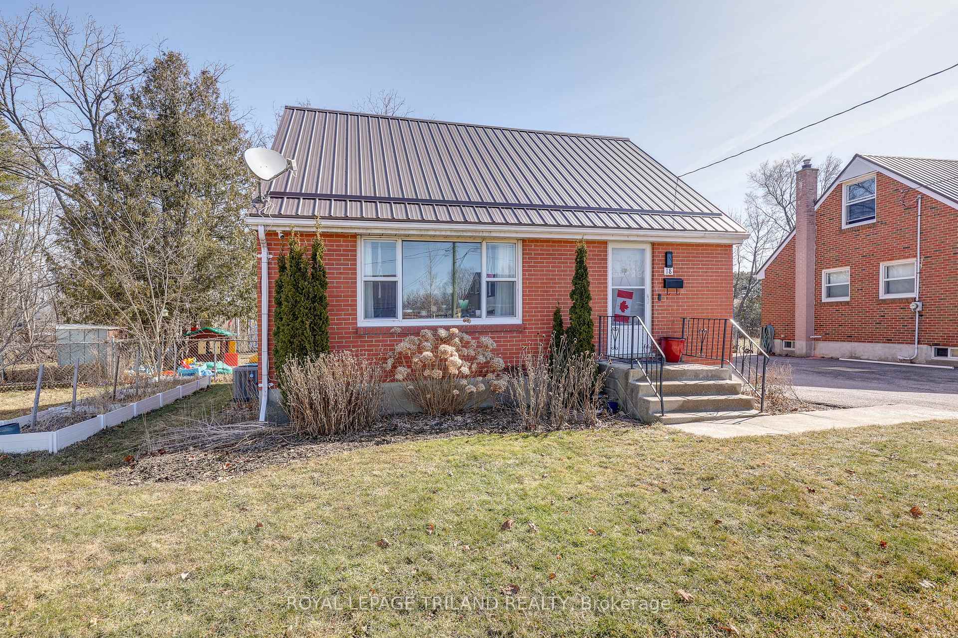 Photo 7 of 18 Simcoe Street, St. Thomas — HOMEH