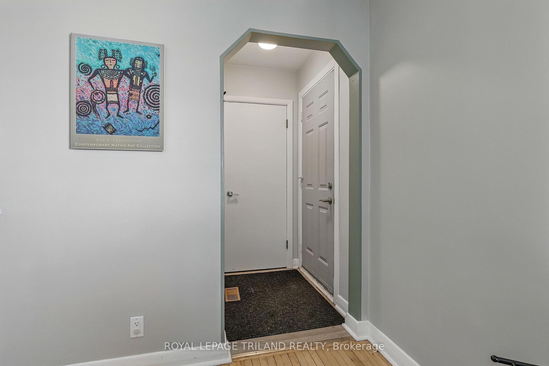 Photo 6 of 18 Simcoe Street, St. Thomas — HOMEH