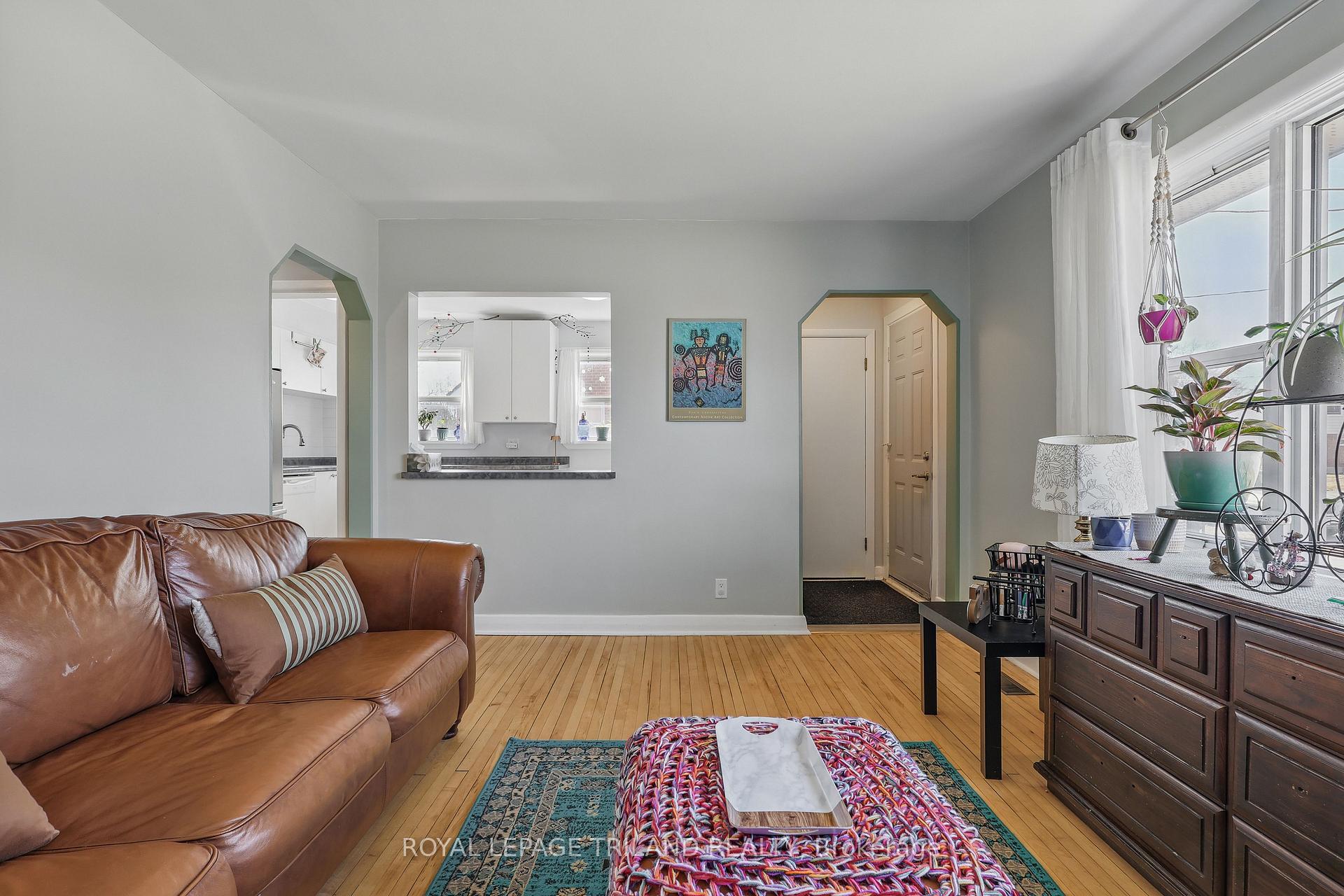 Photo 4 of 18 Simcoe Street, St. Thomas — HOMEH