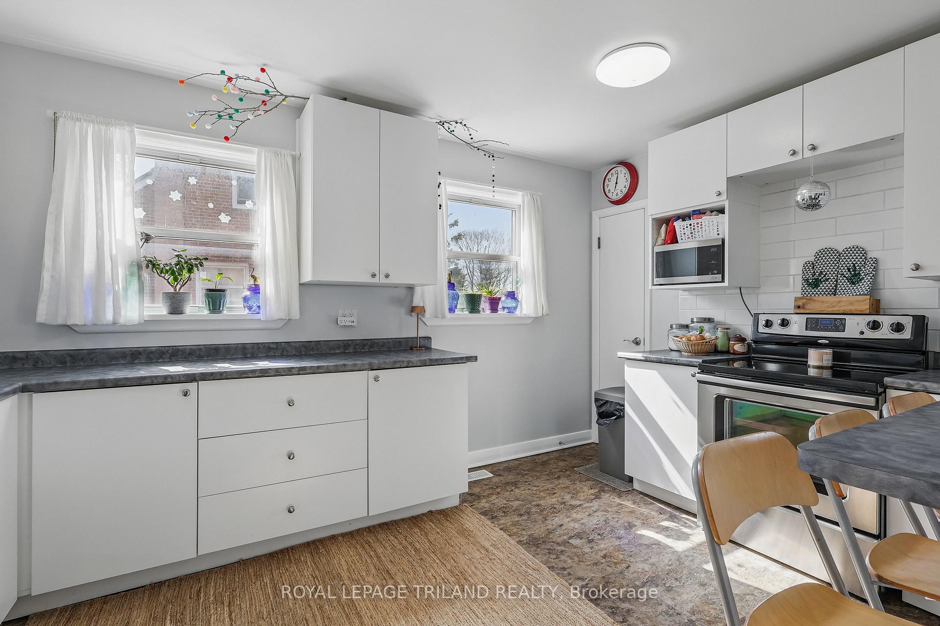 Photo 13 of 18 Simcoe Street, St. Thomas — HOMEH