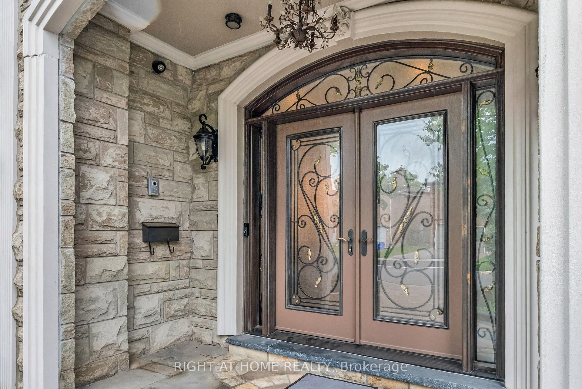Photo 2 of 29 Pinewood Drive, Vaughan, Crestwood-Springfarm-Yorkhill — HOMEH