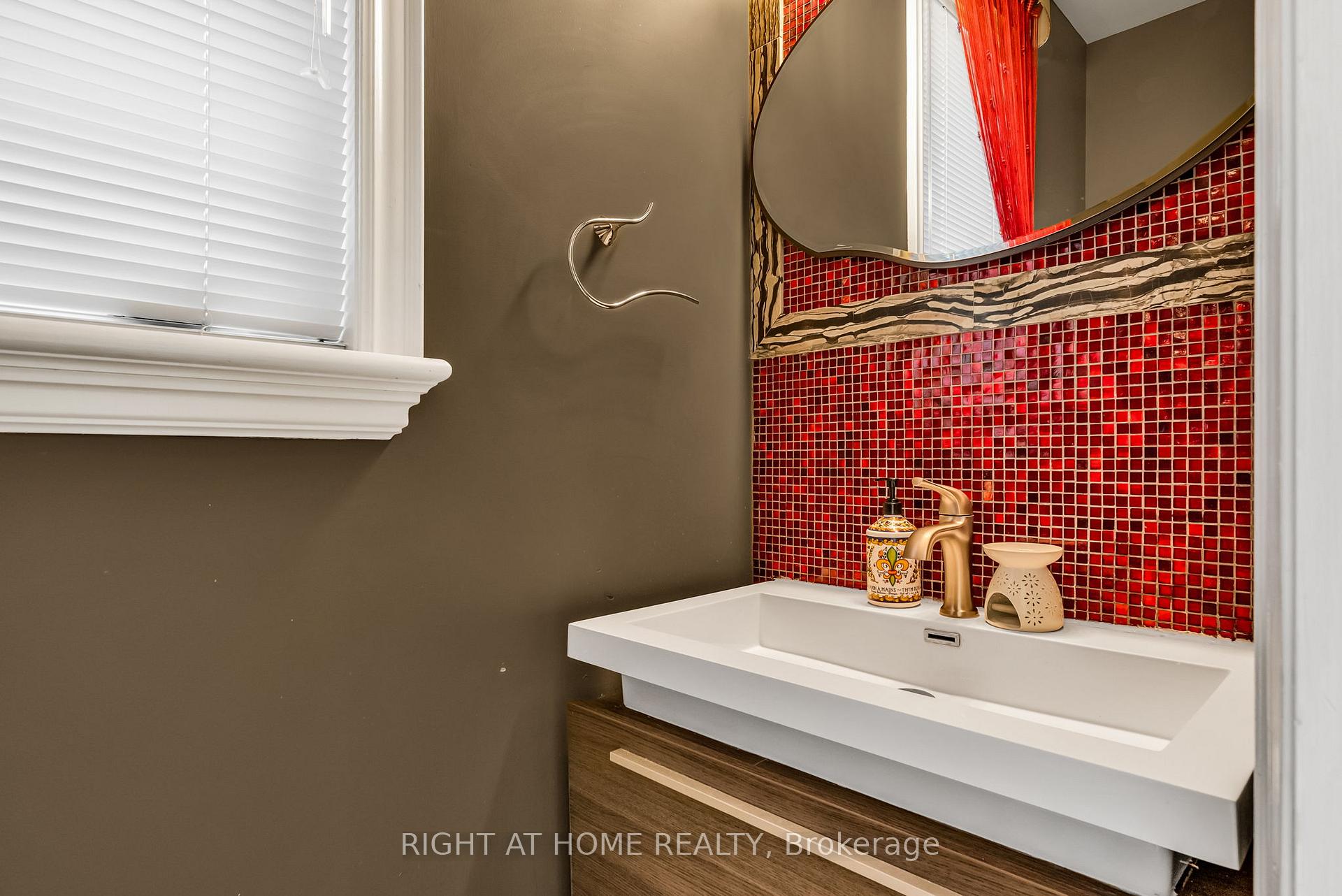 Photo 3 of 29 Pinewood Drive, Vaughan, Crestwood-Springfarm-Yorkhill — HOMEH