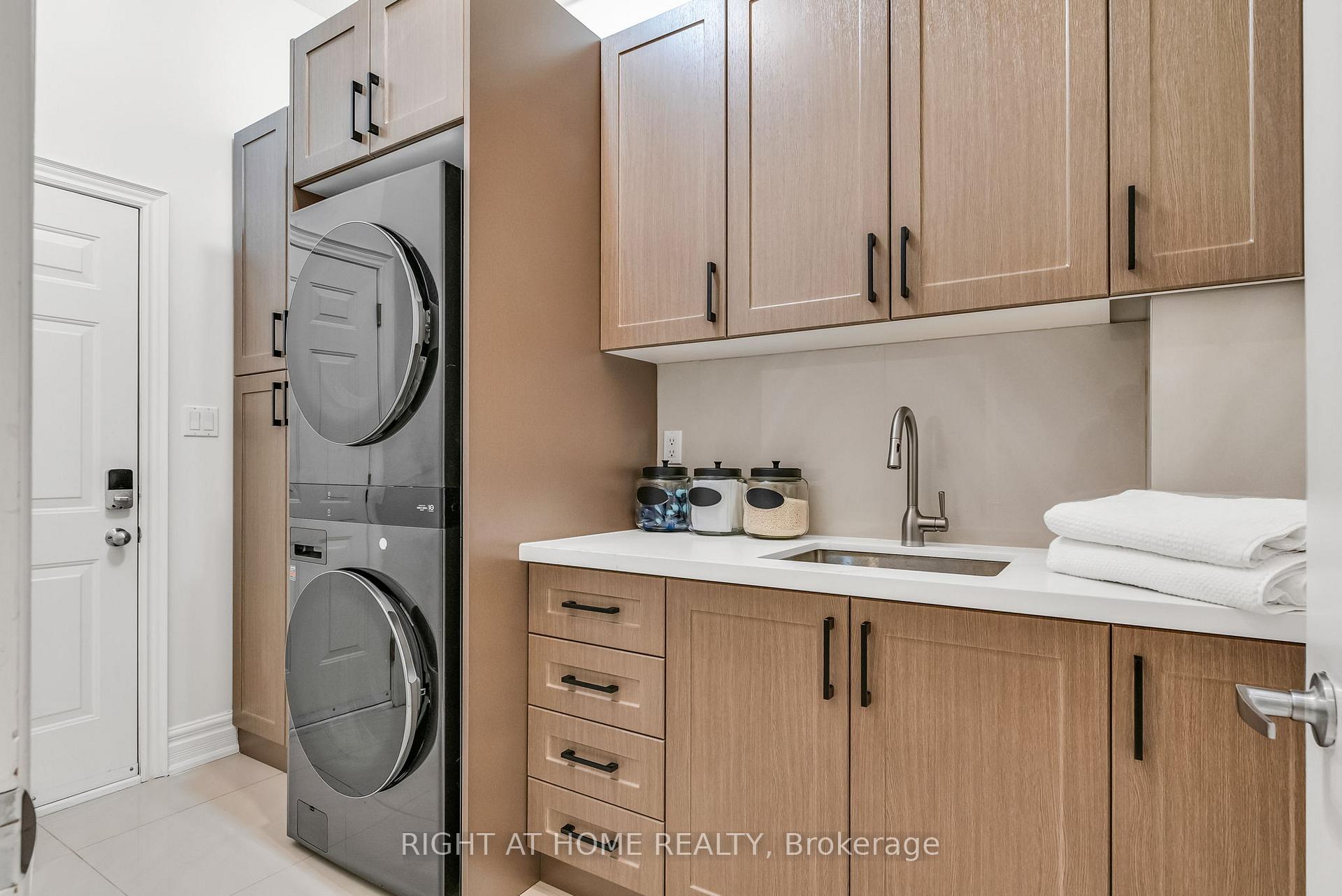 Photo 11 of 29 Pinewood Drive, Vaughan, Crestwood-Springfarm-Yorkhill — HOMEH