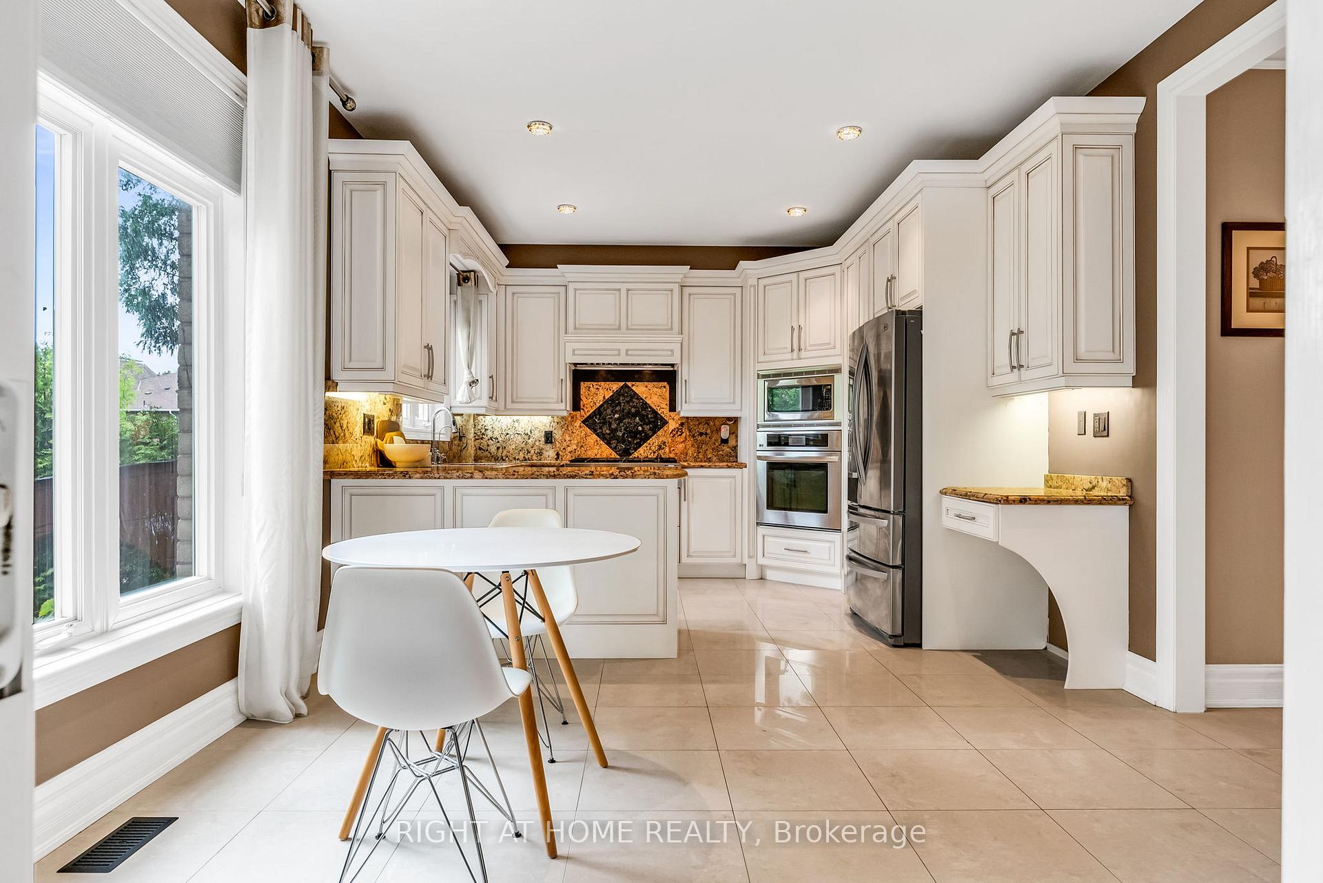 Photo 14 of 29 Pinewood Drive, Vaughan, Crestwood-Springfarm-Yorkhill — HOMEH