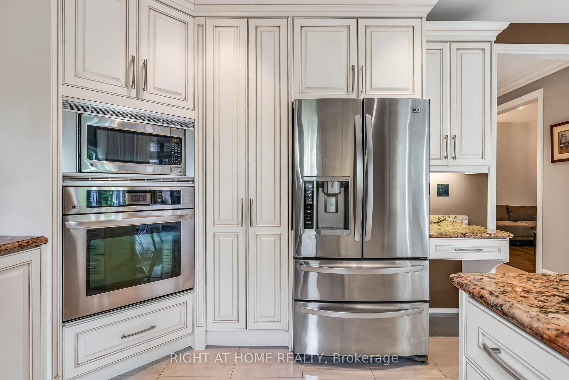Photo 4 of 29 Pinewood Drive, Vaughan, Crestwood-Springfarm-Yorkhill — HOMEH