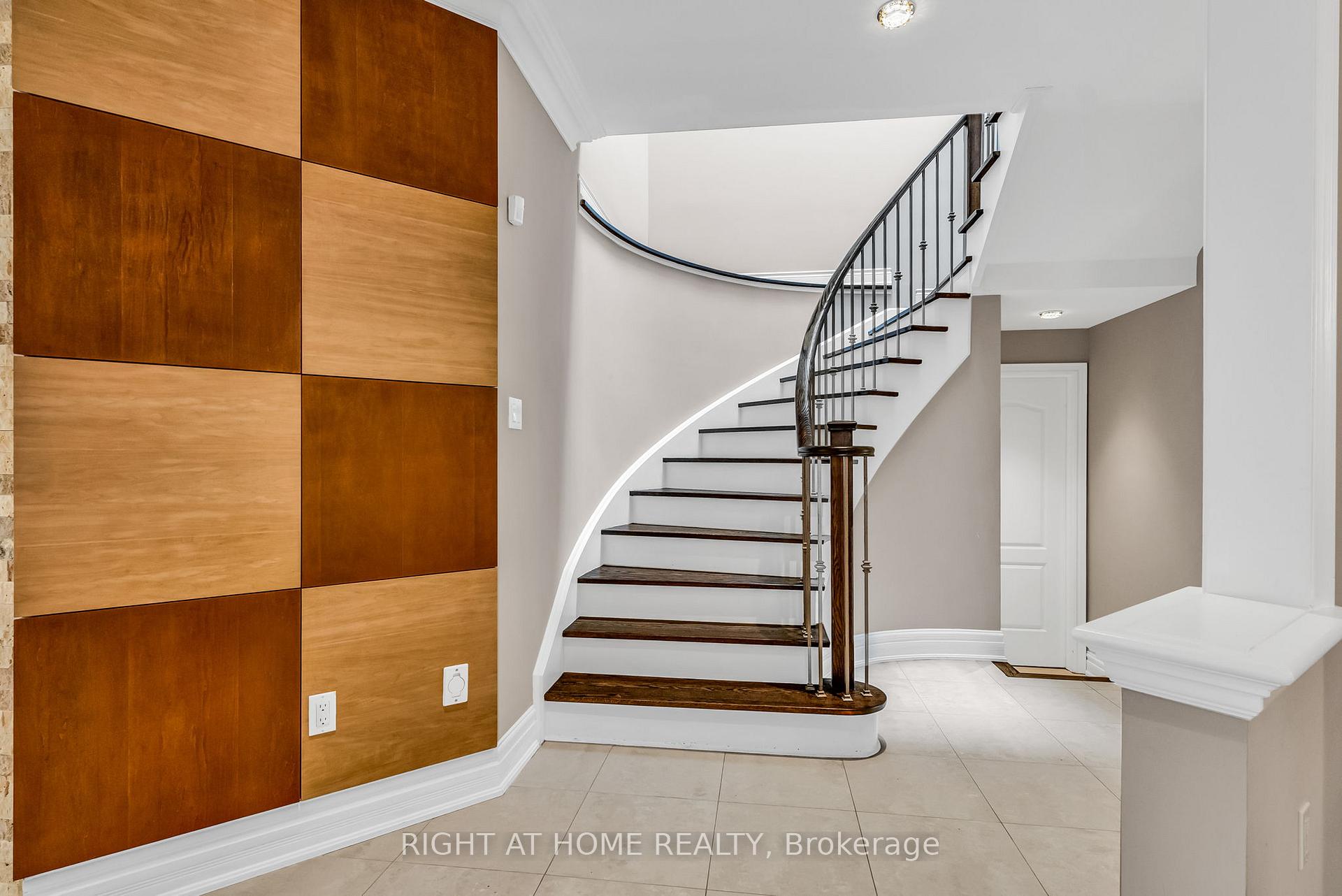 Photo 25 of 29 Pinewood Drive, Vaughan, Crestwood-Springfarm-Yorkhill — HOMEH