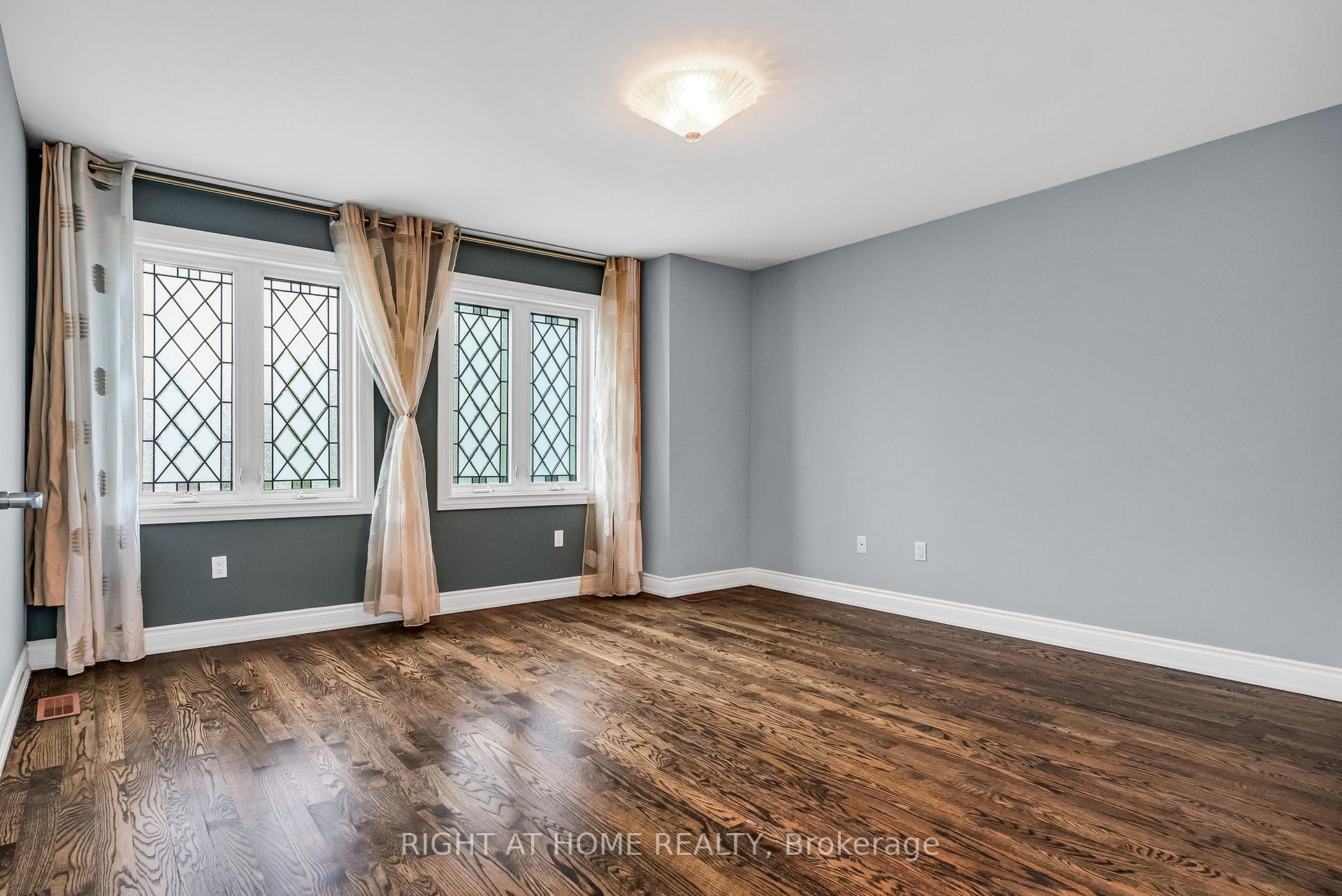 Photo 12 of 29 Pinewood Drive, Vaughan, Crestwood-Springfarm-Yorkhill — HOMEH