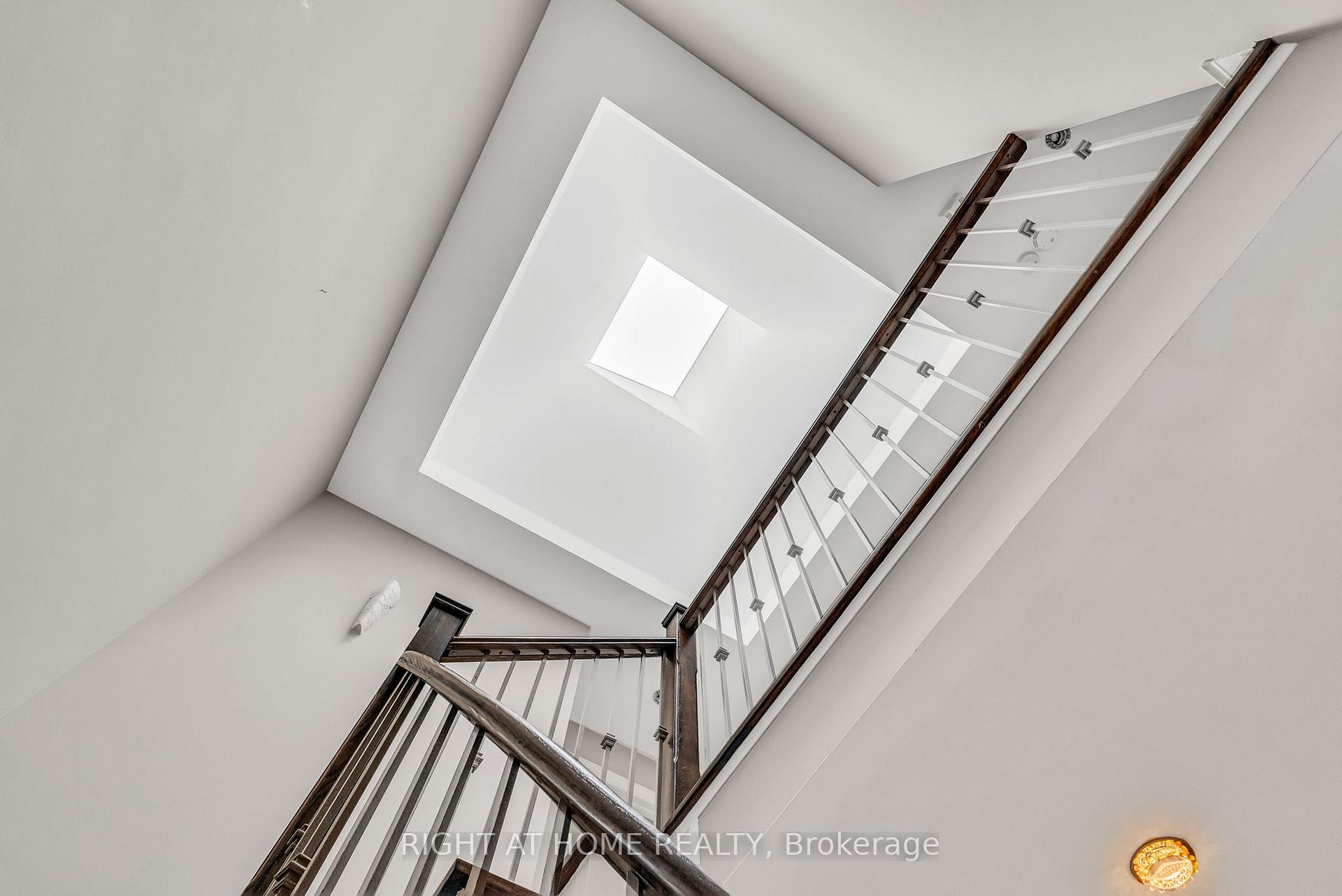 Photo 21 of 29 Pinewood Drive, Vaughan, Crestwood-Springfarm-Yorkhill — HOMEH
