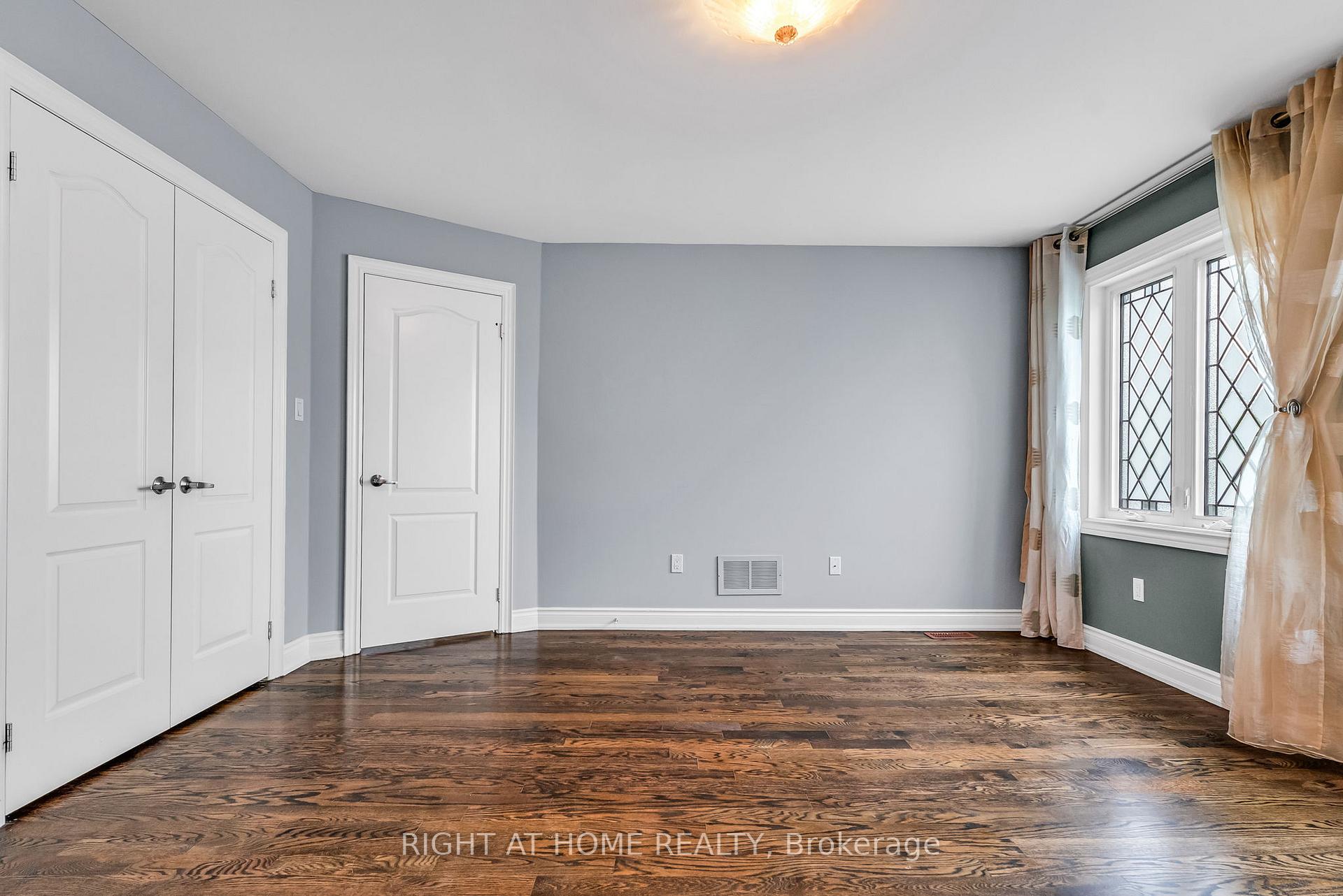 Photo 7 of 29 Pinewood Drive, Vaughan, Crestwood-Springfarm-Yorkhill — HOMEH