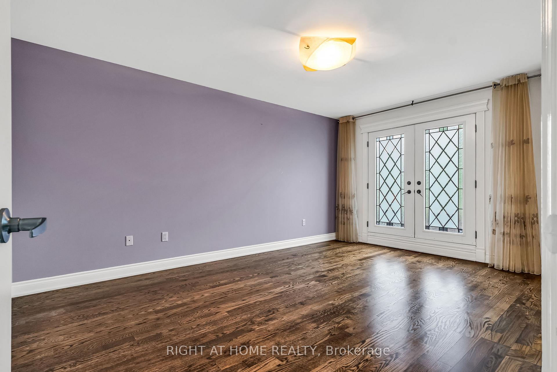 Photo 16 of 29 Pinewood Drive, Vaughan, Crestwood-Springfarm-Yorkhill — HOMEH