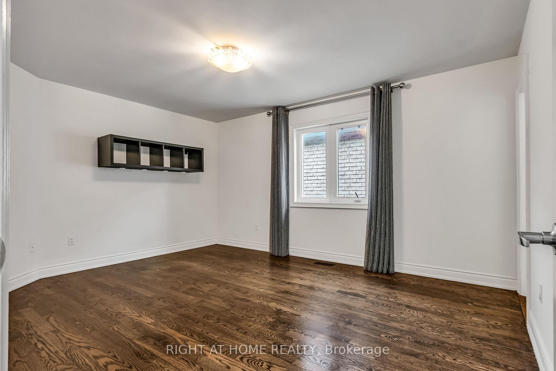 Photo 10 of 29 Pinewood Drive, Vaughan, Crestwood-Springfarm-Yorkhill — HOMEH