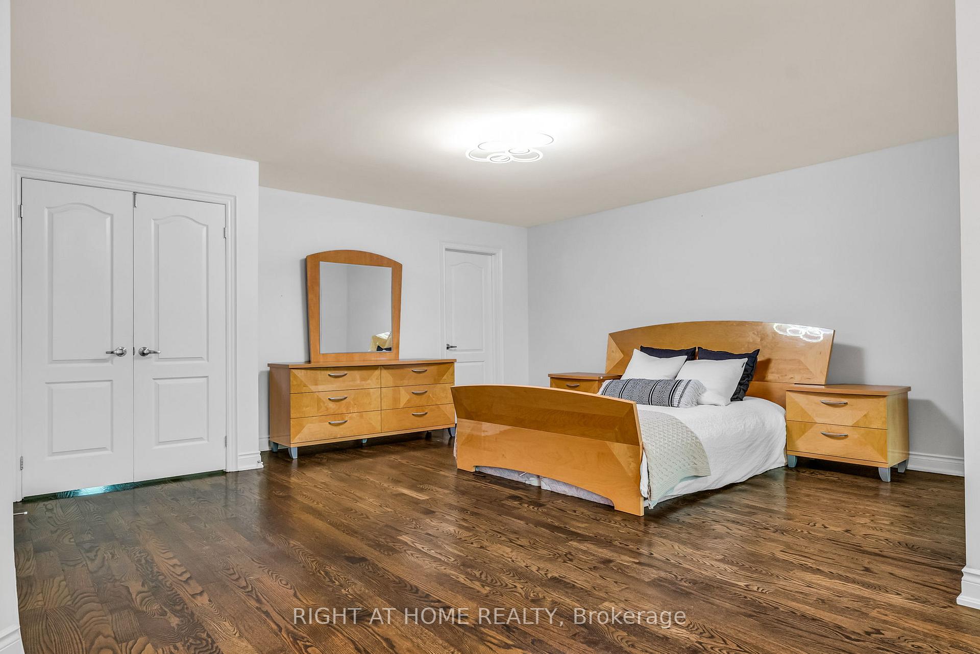 Photo 9 of 29 Pinewood Drive, Vaughan, Crestwood-Springfarm-Yorkhill — HOMEH