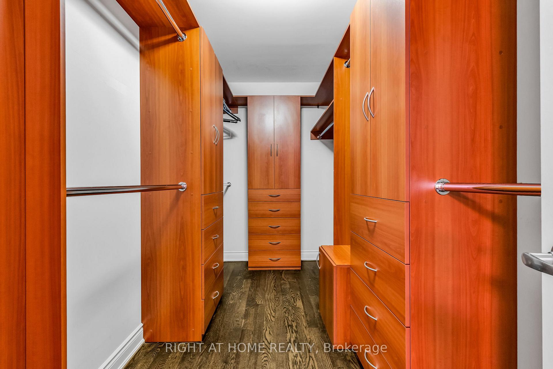 Photo 19 of 29 Pinewood Drive, Vaughan, Crestwood-Springfarm-Yorkhill — HOMEH