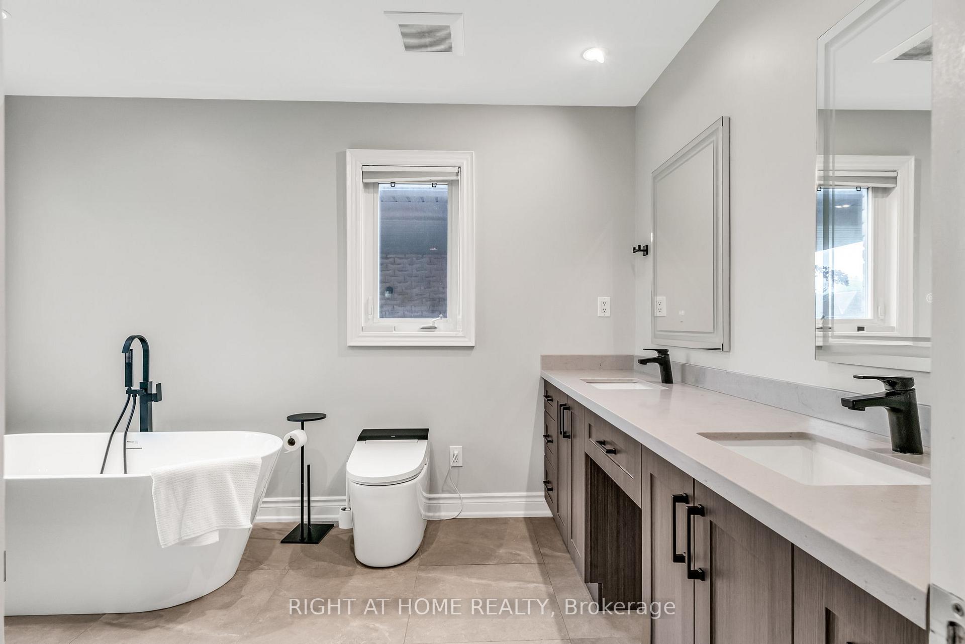 Photo 23 of 29 Pinewood Drive, Vaughan, Crestwood-Springfarm-Yorkhill — HOMEH