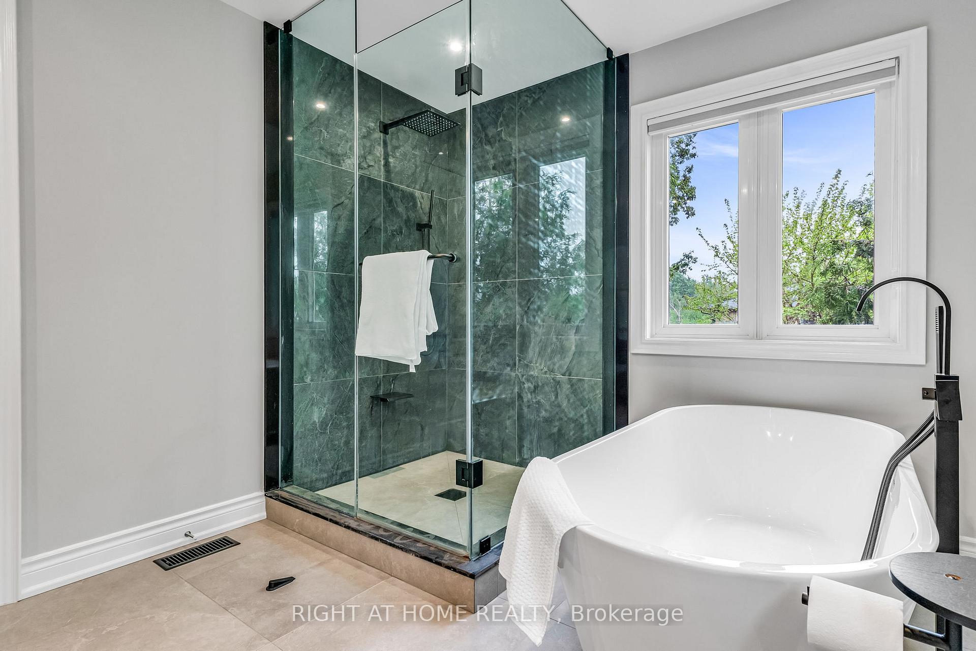 Photo 28 of 29 Pinewood Drive, Vaughan, Crestwood-Springfarm-Yorkhill — HOMEH
