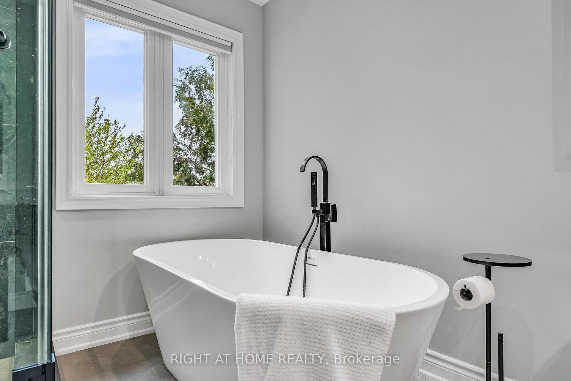 Photo 17 of 29 Pinewood Drive, Vaughan, Crestwood-Springfarm-Yorkhill — HOMEH