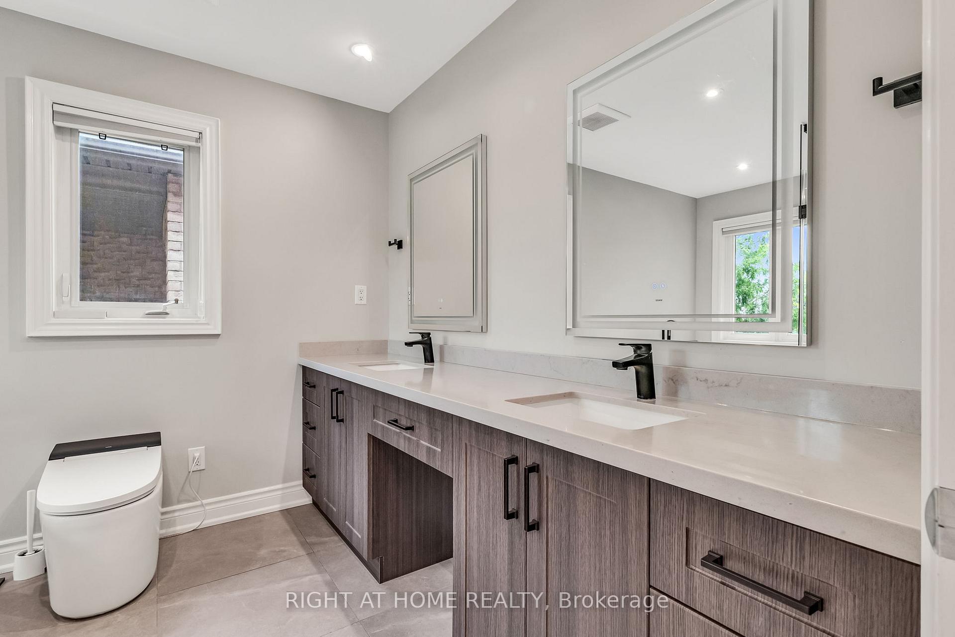 Photo 18 of 29 Pinewood Drive, Vaughan, Crestwood-Springfarm-Yorkhill — HOMEH
