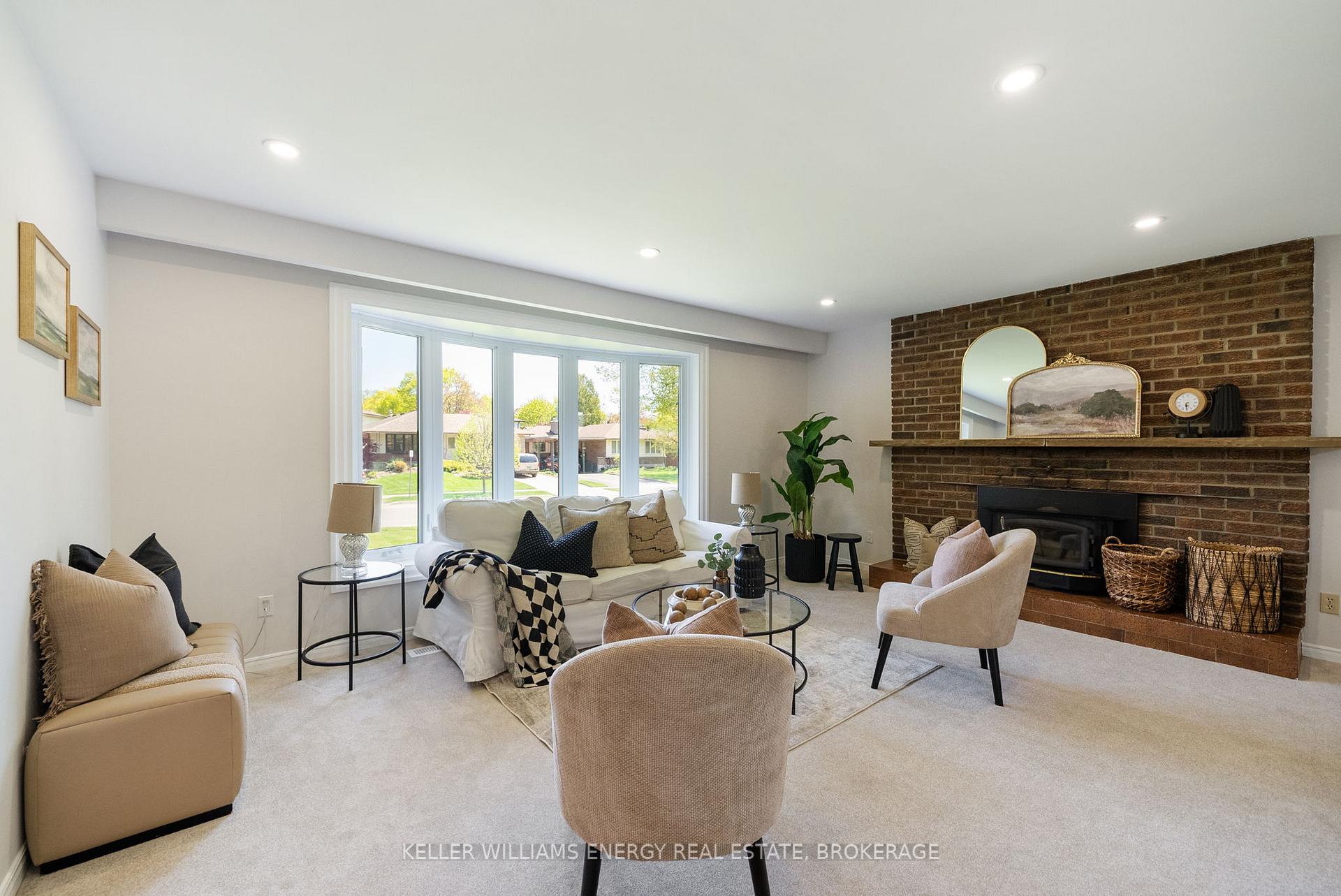 Photo 9 of 376 Waverly Street N, Oshawa, McLaughlin — HOMEH