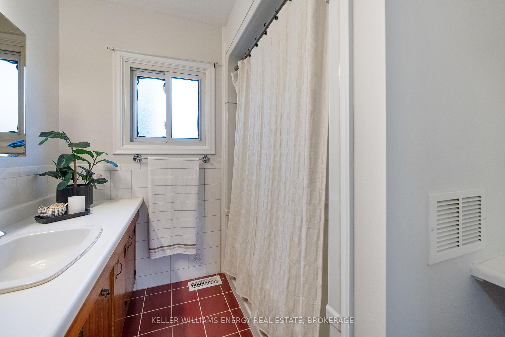 Photo 28 of 376 Waverly Street N, Oshawa, McLaughlin — HOMEH