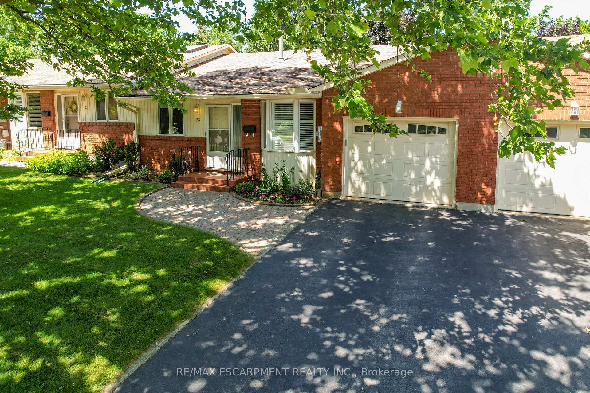 Photo 2 of 23 Robinson Street N, Grimsby, Grimsby East — HOMEH