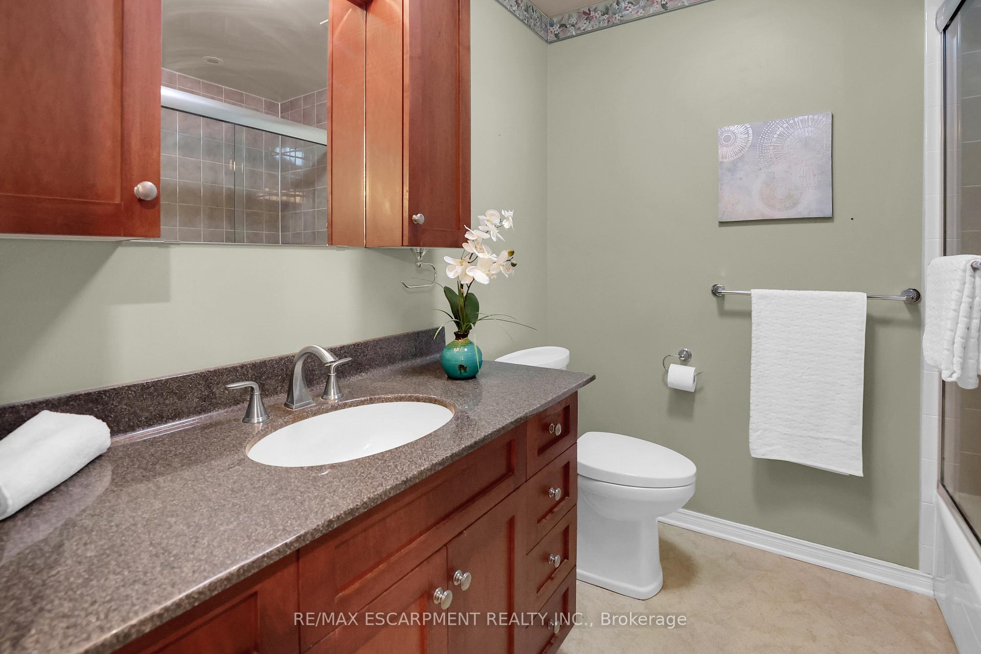 Photo 20 of 23 Robinson Street N, Grimsby, Grimsby East — HOMEH