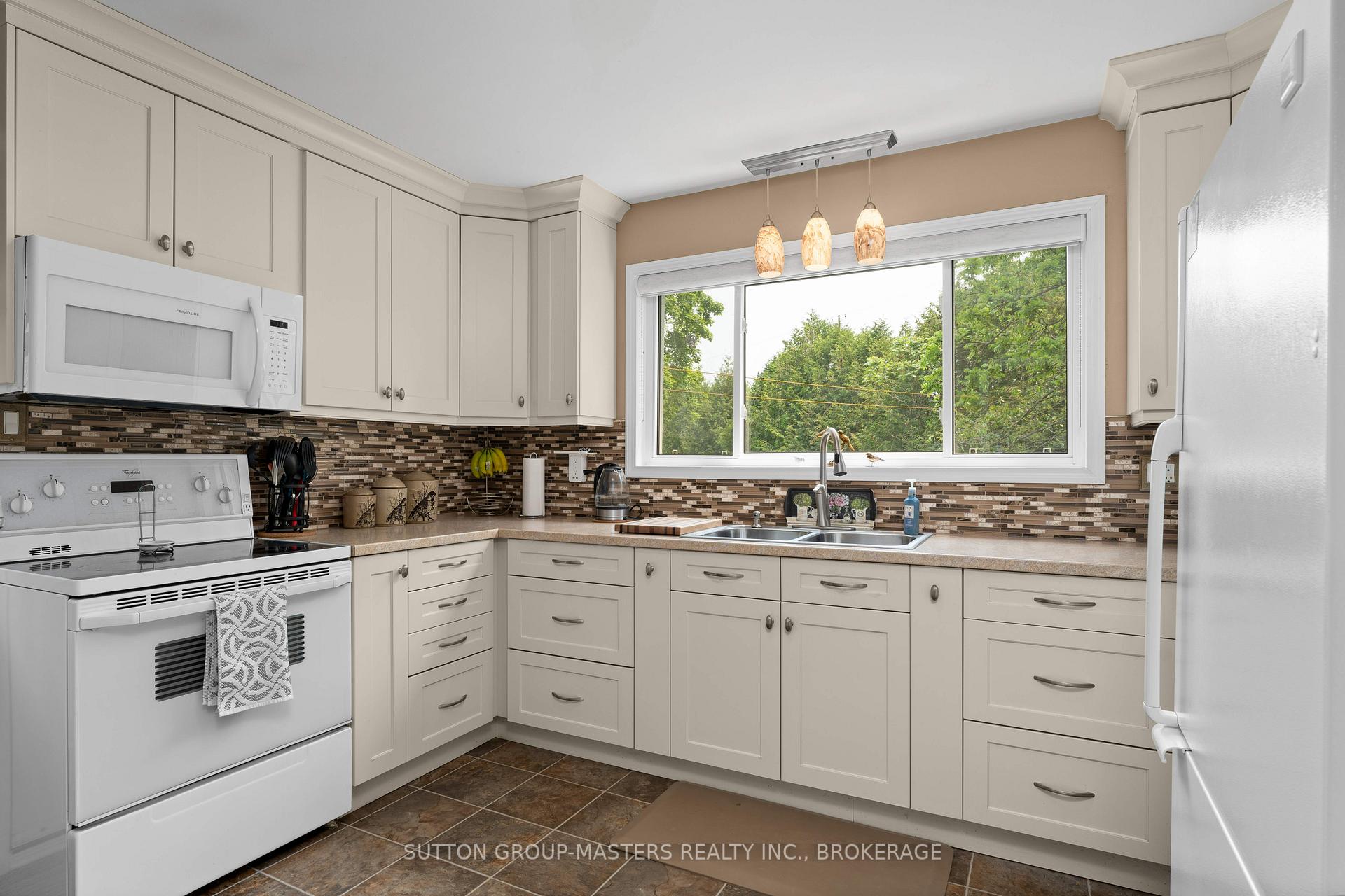 Photo 3 of 4667 Clearwater Road, Frontenac, Frontenac South — HOMEH