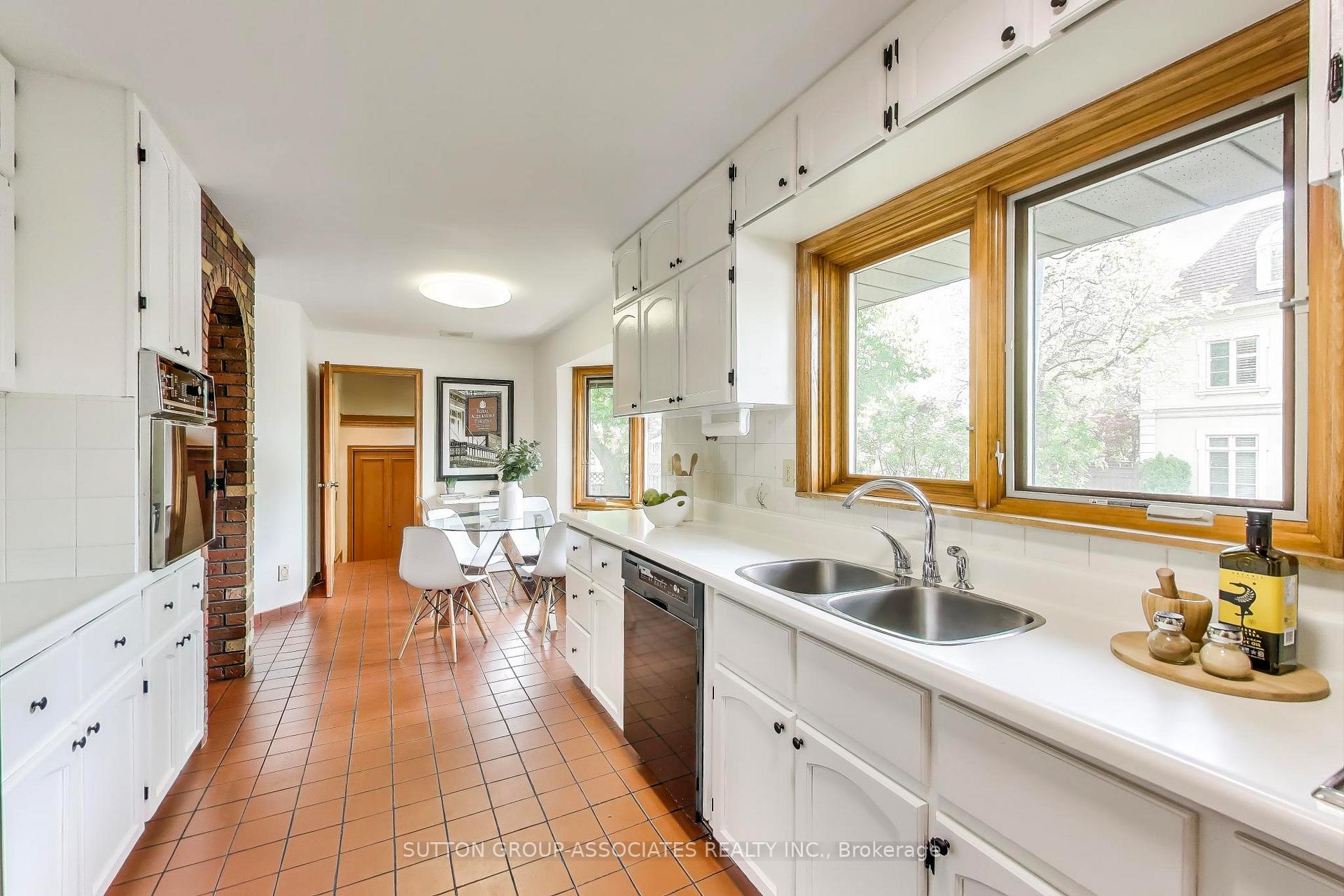 Photo 7 of 368 Douglas Avenue, Toronto, Bedford Park-Nortown — HOMEH