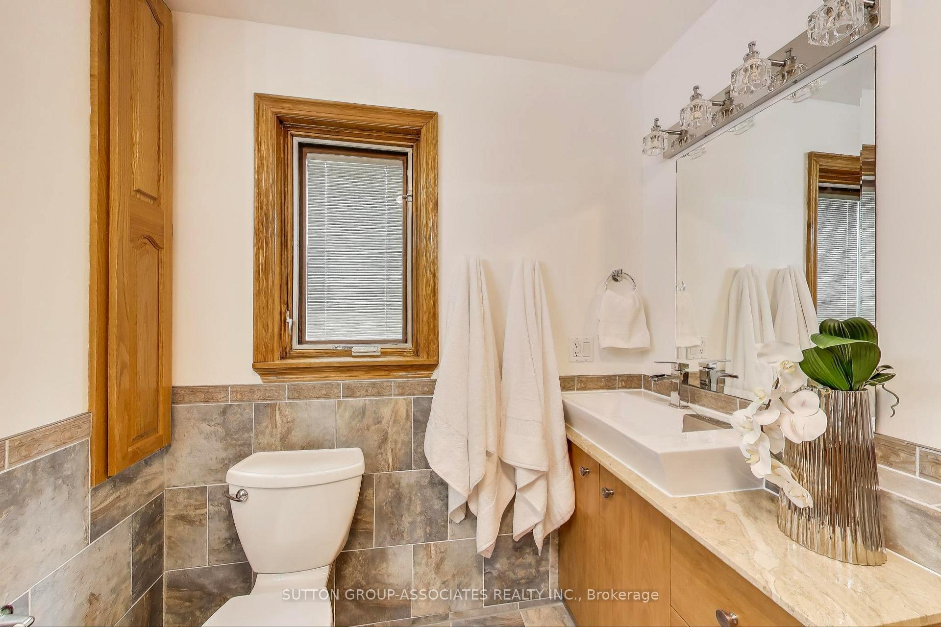 Photo 2 of 368 Douglas Avenue, Toronto, Bedford Park-Nortown — HOMEH