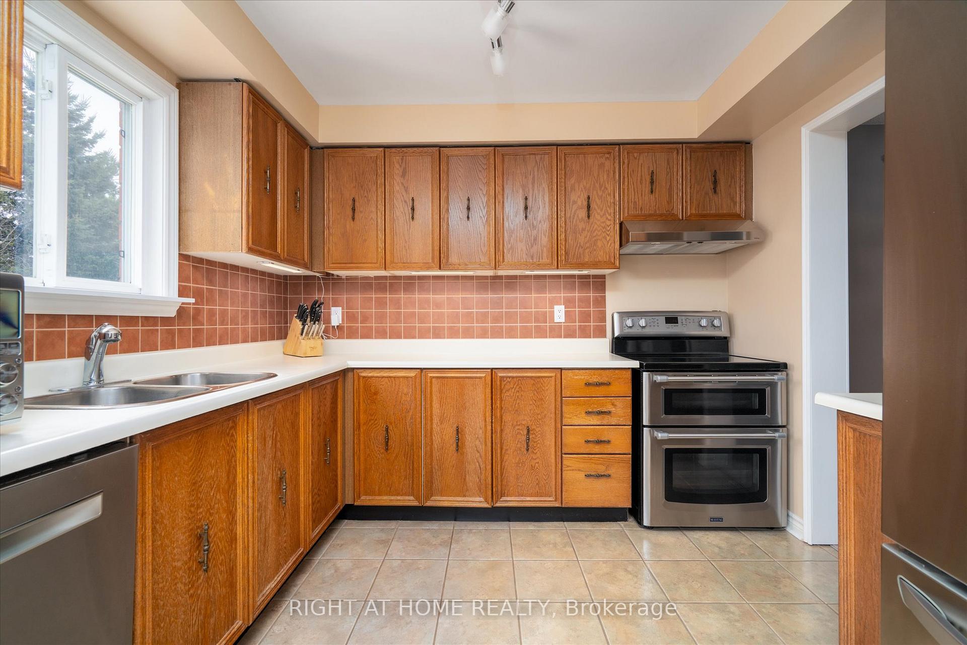 Photo 4 of 12 Pollard Crescent, Ajax, Central West — HOMEH