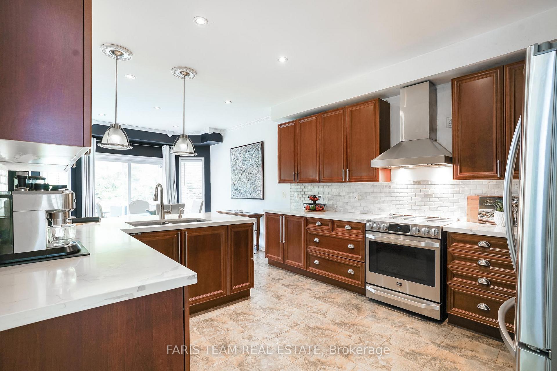 Photo 2 of 64 Westminster Circle, Barrie, Innis-Shore — HOMEH