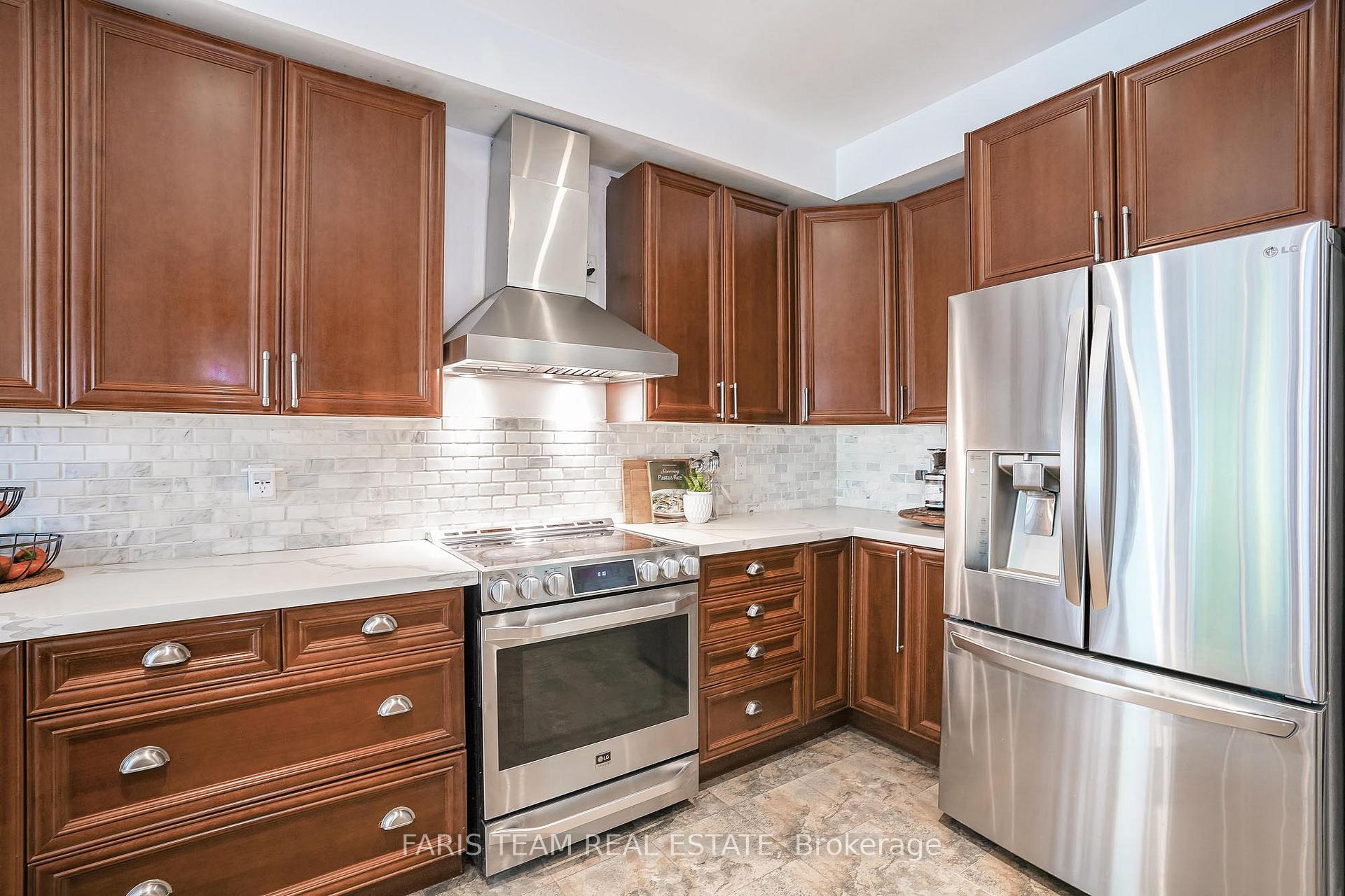 Photo 4 of 64 Westminster Circle, Barrie, Innis-Shore — HOMEH