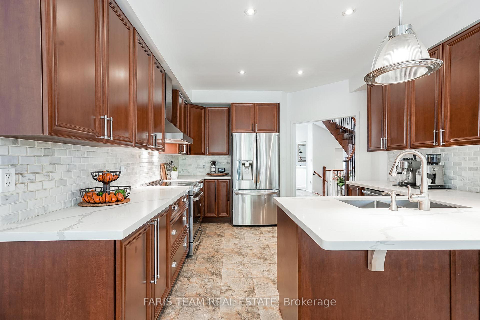 Photo 3 of 64 Westminster Circle, Barrie, Innis-Shore — HOMEH