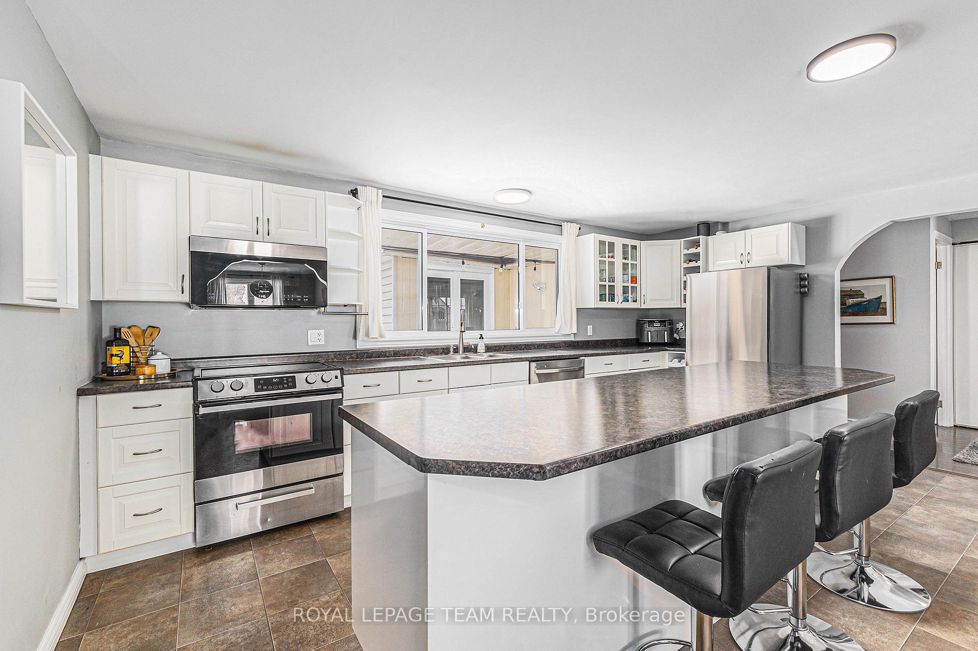 Photo 4 of 22 Ormsby Drive, Ottawa, Richmond — HOMEH