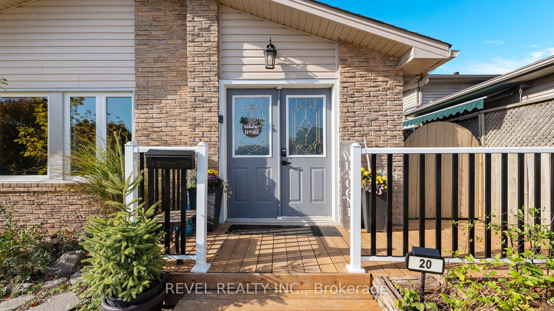Photo 2 of 20 Columbine Crescent, Brant, Paris — HOMEH