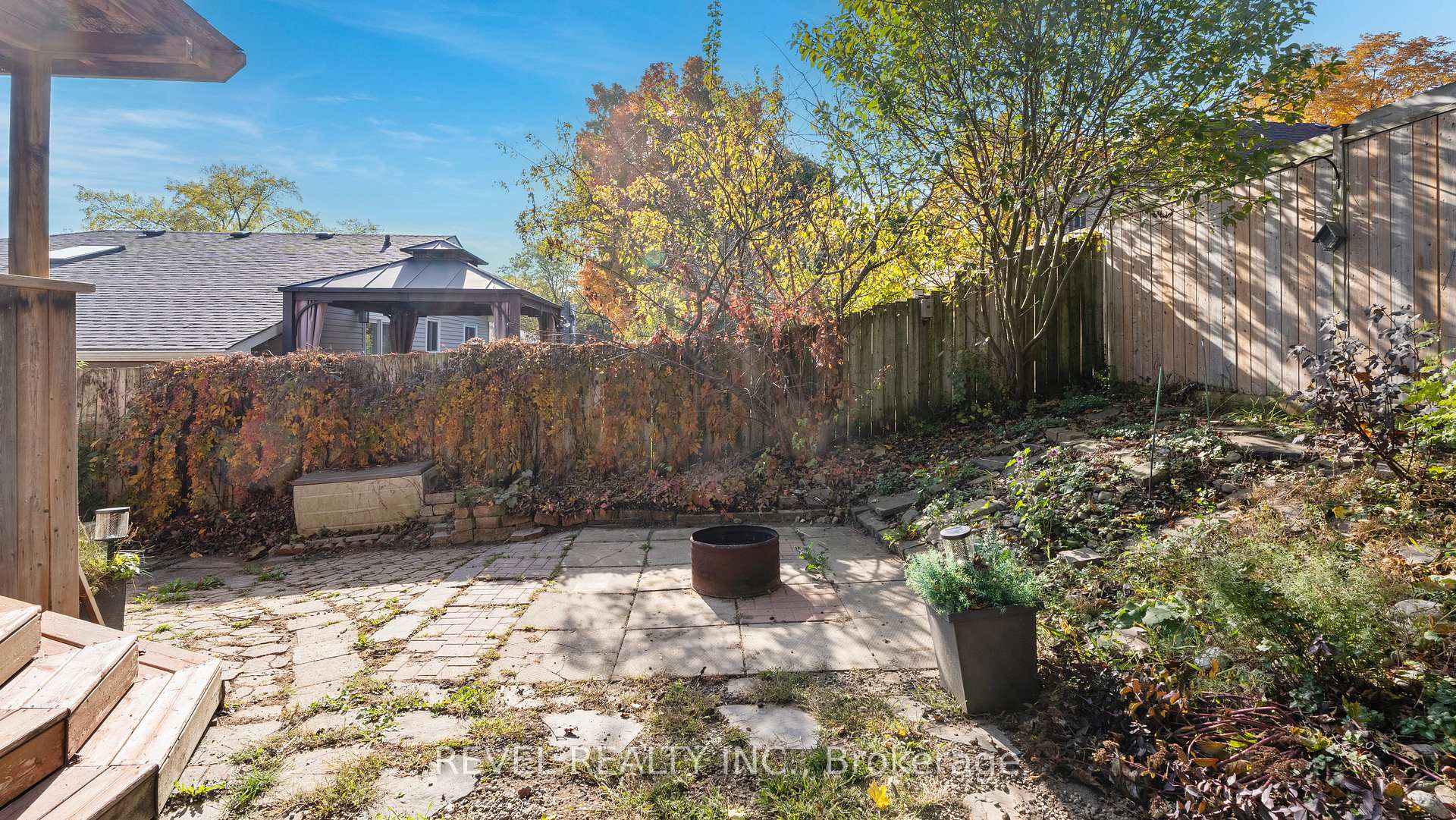Photo 31 of 20 Columbine Crescent, Brant, Paris — HOMEH