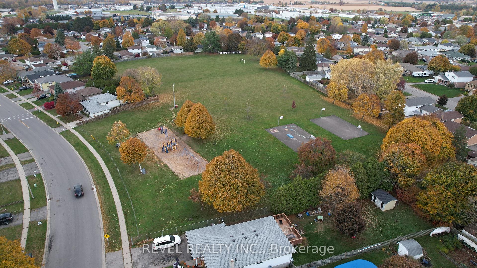 Photo 48 of 20 Columbine Crescent, Brant, Paris — HOMEH