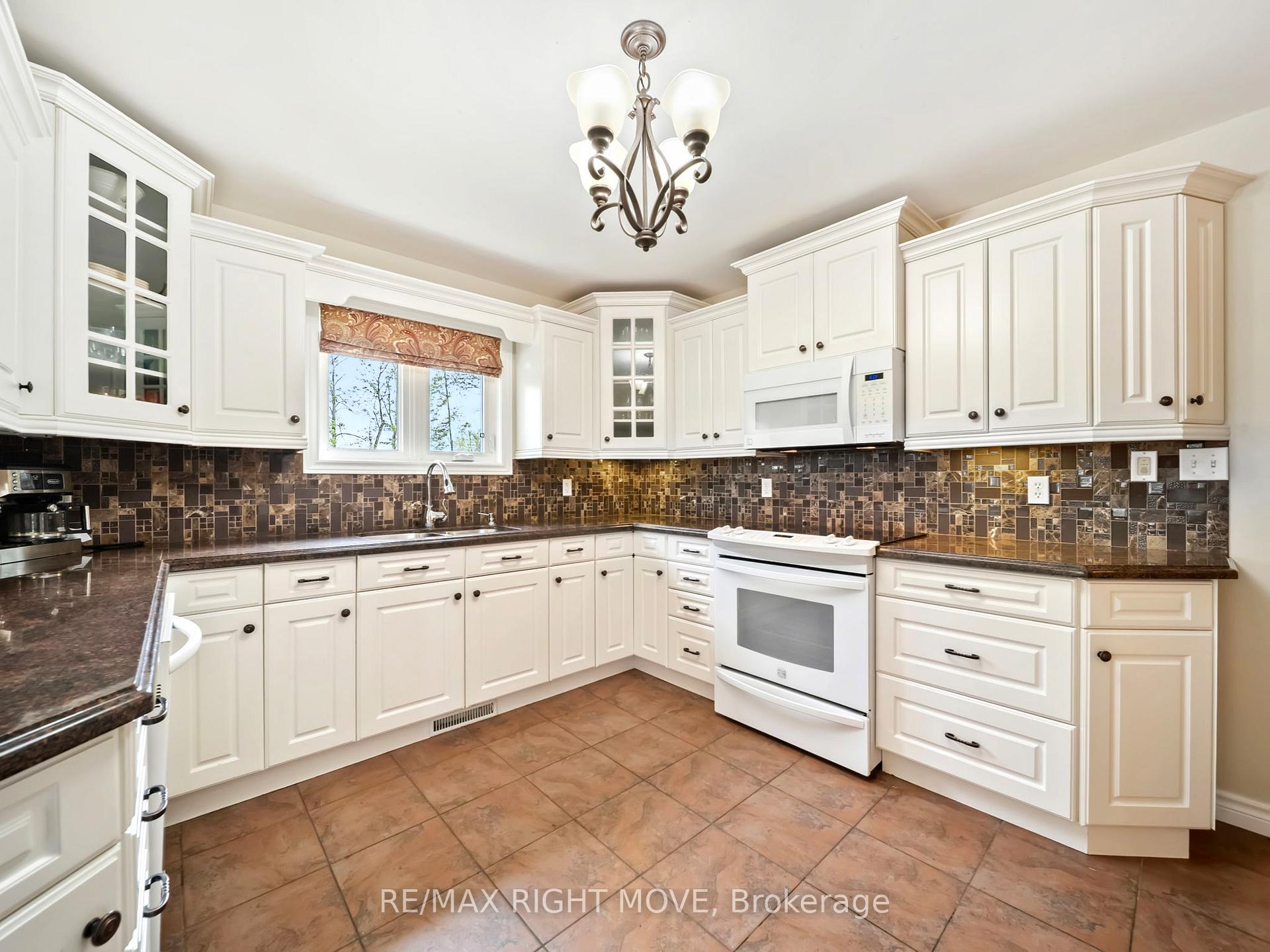 Photo 4 of 4672 Zachary Crescent, Ramara, Atherley — HOMEH