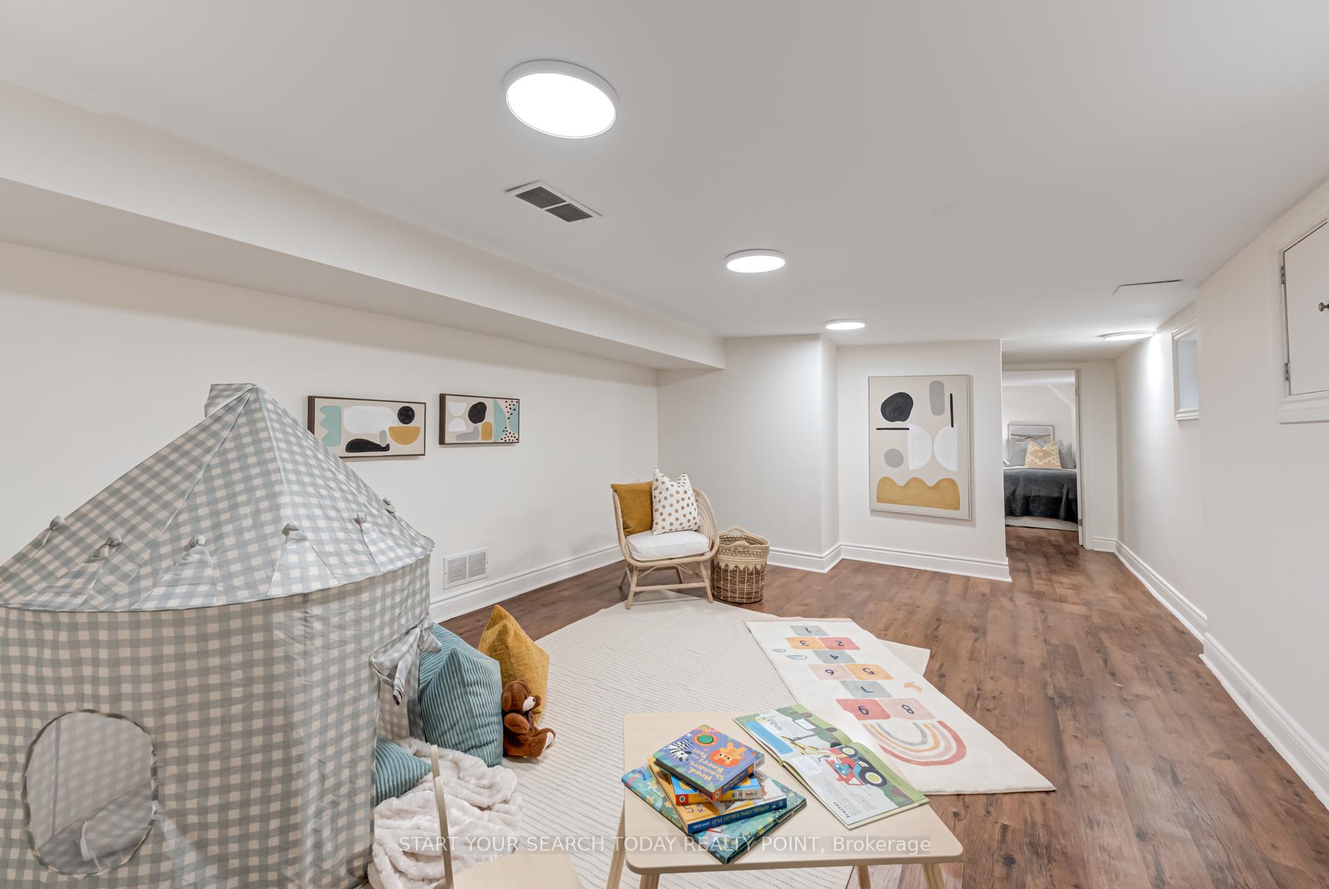 Photo 12 of 25 Epsom Avenue, Toronto, Woodbine-Lumsden — HOMEH