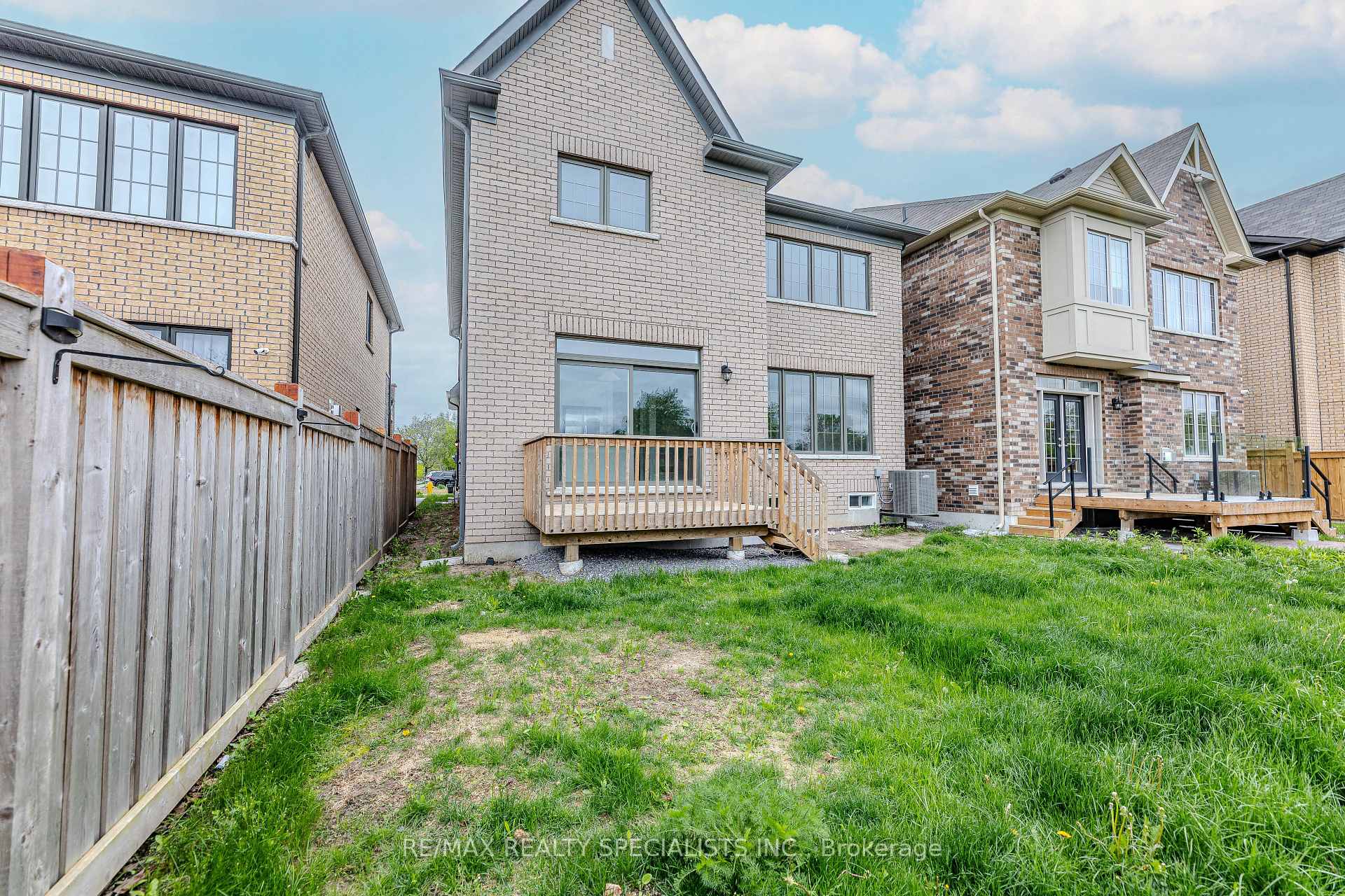 Photo 10 of 23 Bremner Street W, Whitby, Rolling Acres — HOMEH
