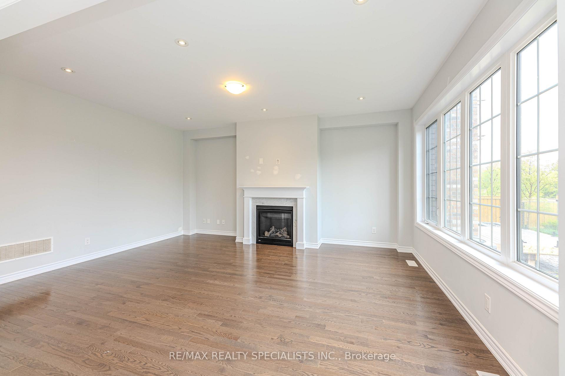 Photo 9 of 23 Bremner Street W, Whitby, Rolling Acres — HOMEH