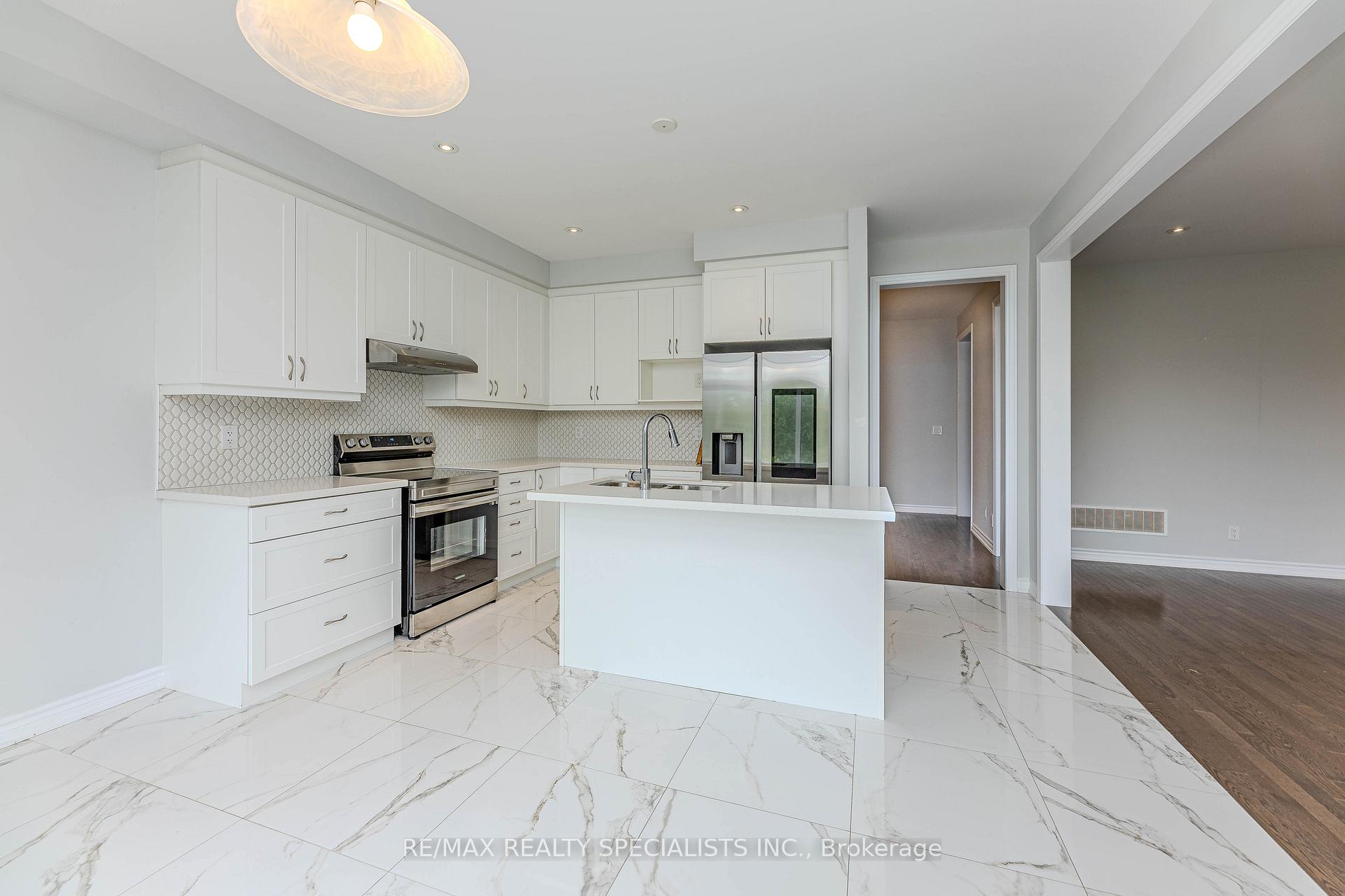 Photo 15 of 23 Bremner Street W, Whitby, Rolling Acres — HOMEH