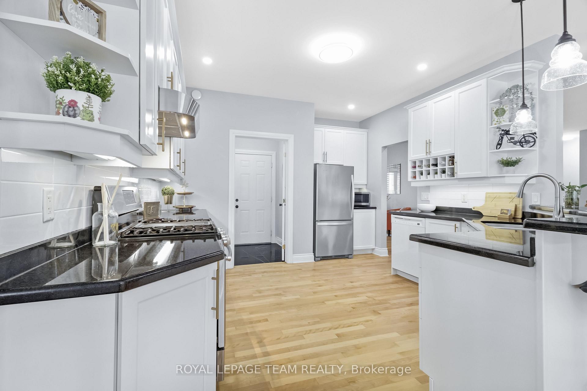 Photo 12 of 10 Rochelle Drive, Ottawa, Richmond — HOMEH