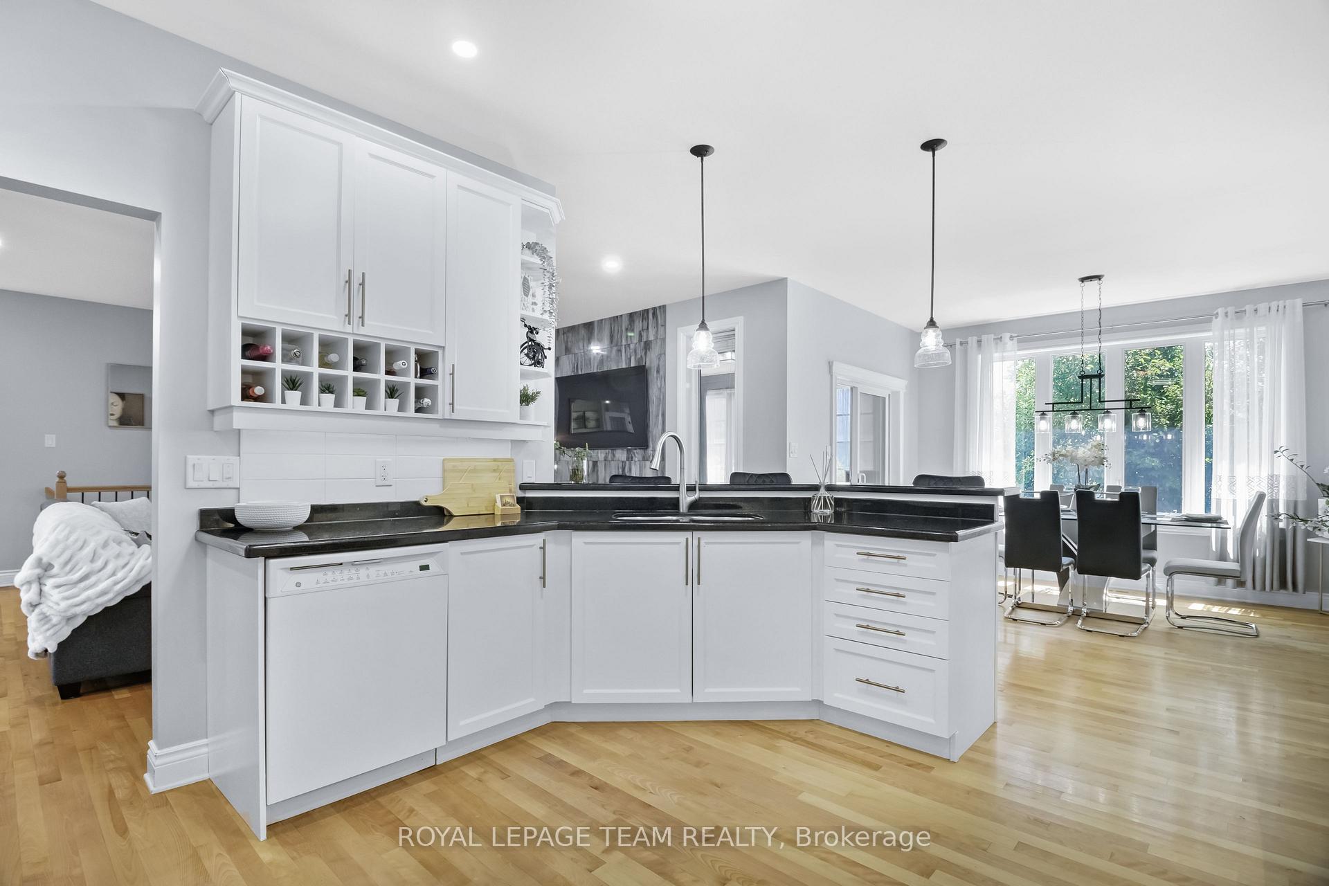 Photo 13 of 10 Rochelle Drive, Ottawa, Richmond — HOMEH