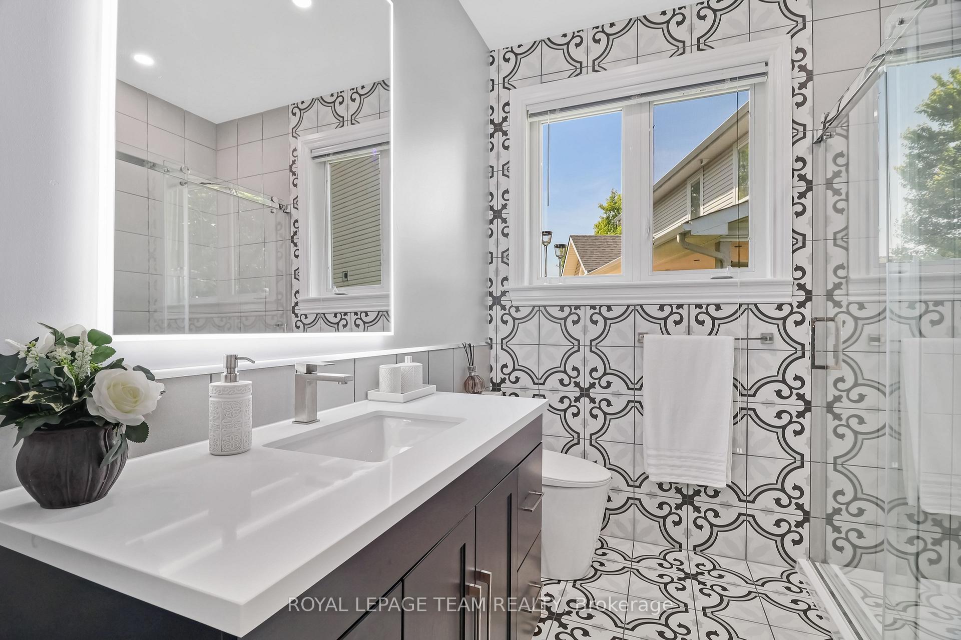 Photo 23 of 10 Rochelle Drive, Ottawa, Richmond — HOMEH