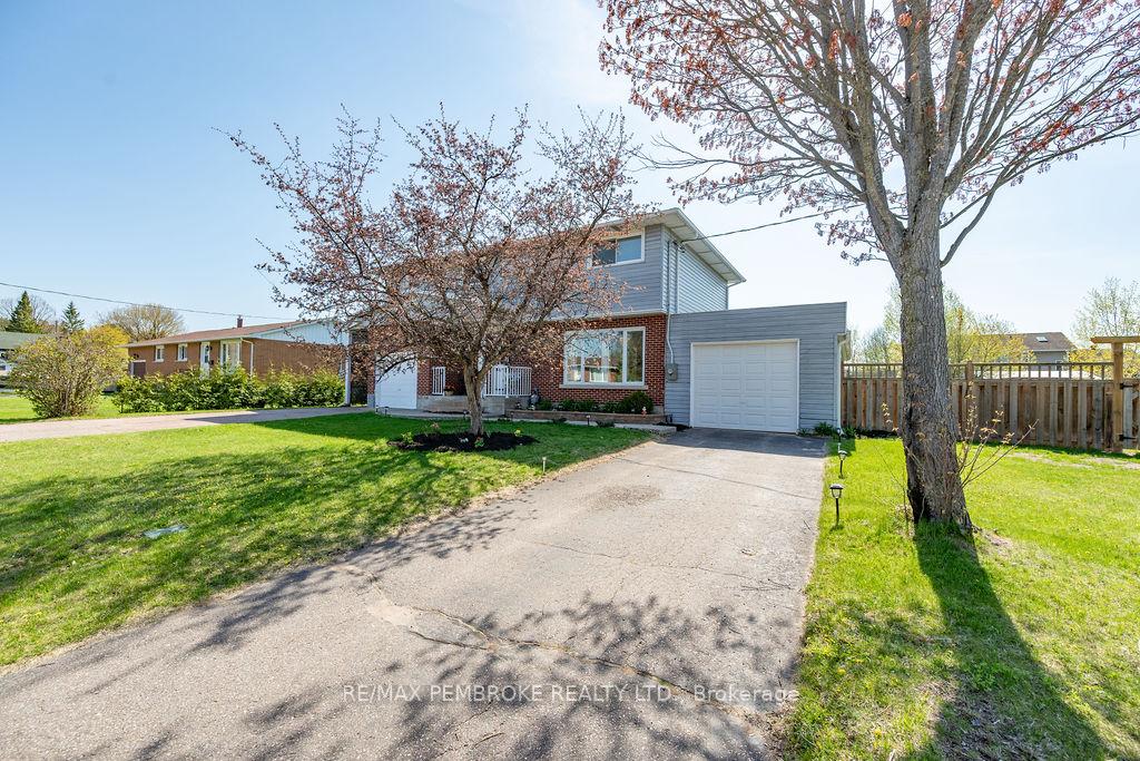 Photo 3 of 7 Violet Street, Petawawa — HOMEH