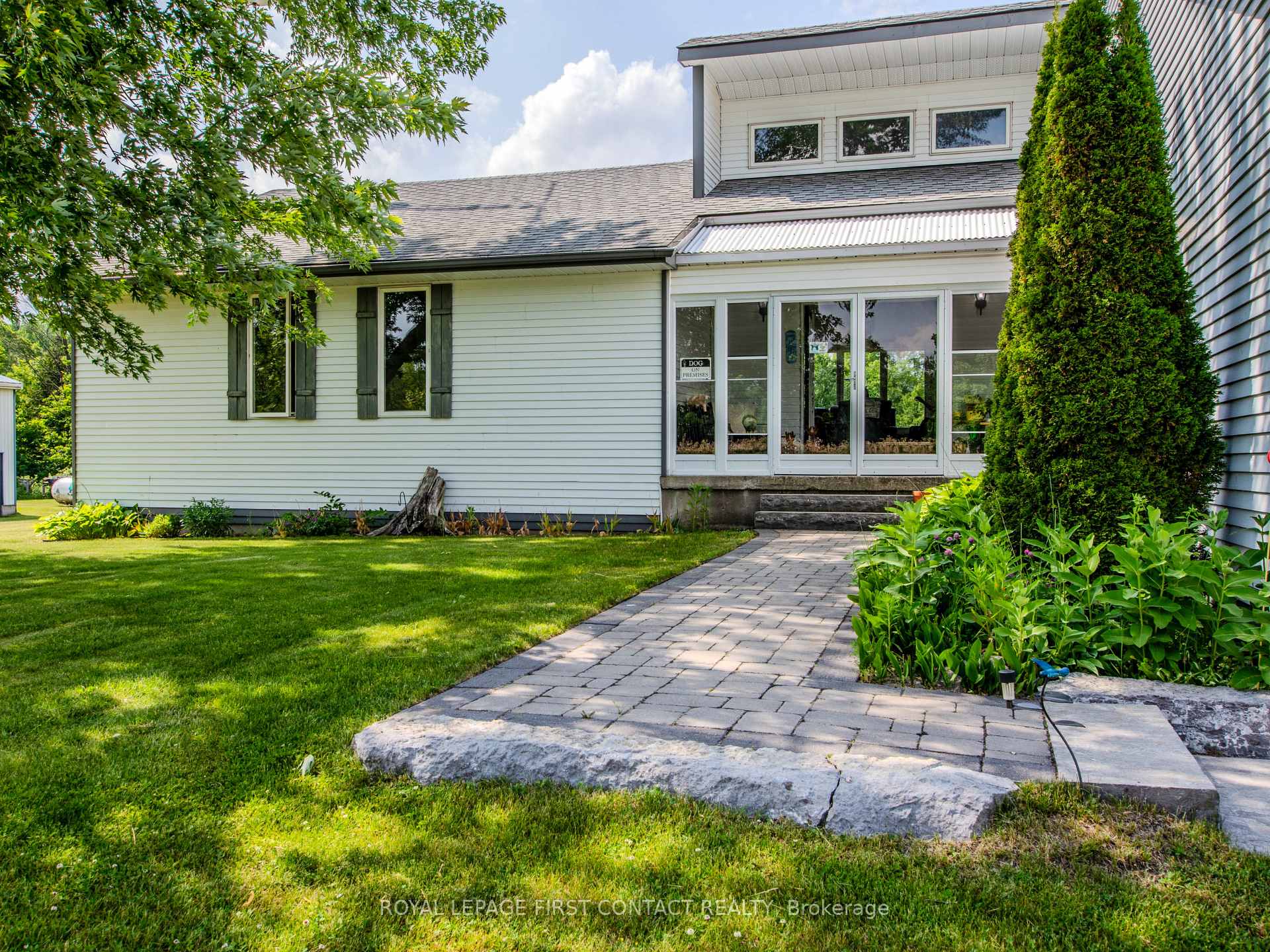 Photo 4 of 1580 Flos 3 Road W, Springwater, Rural Springwater — HOMEH