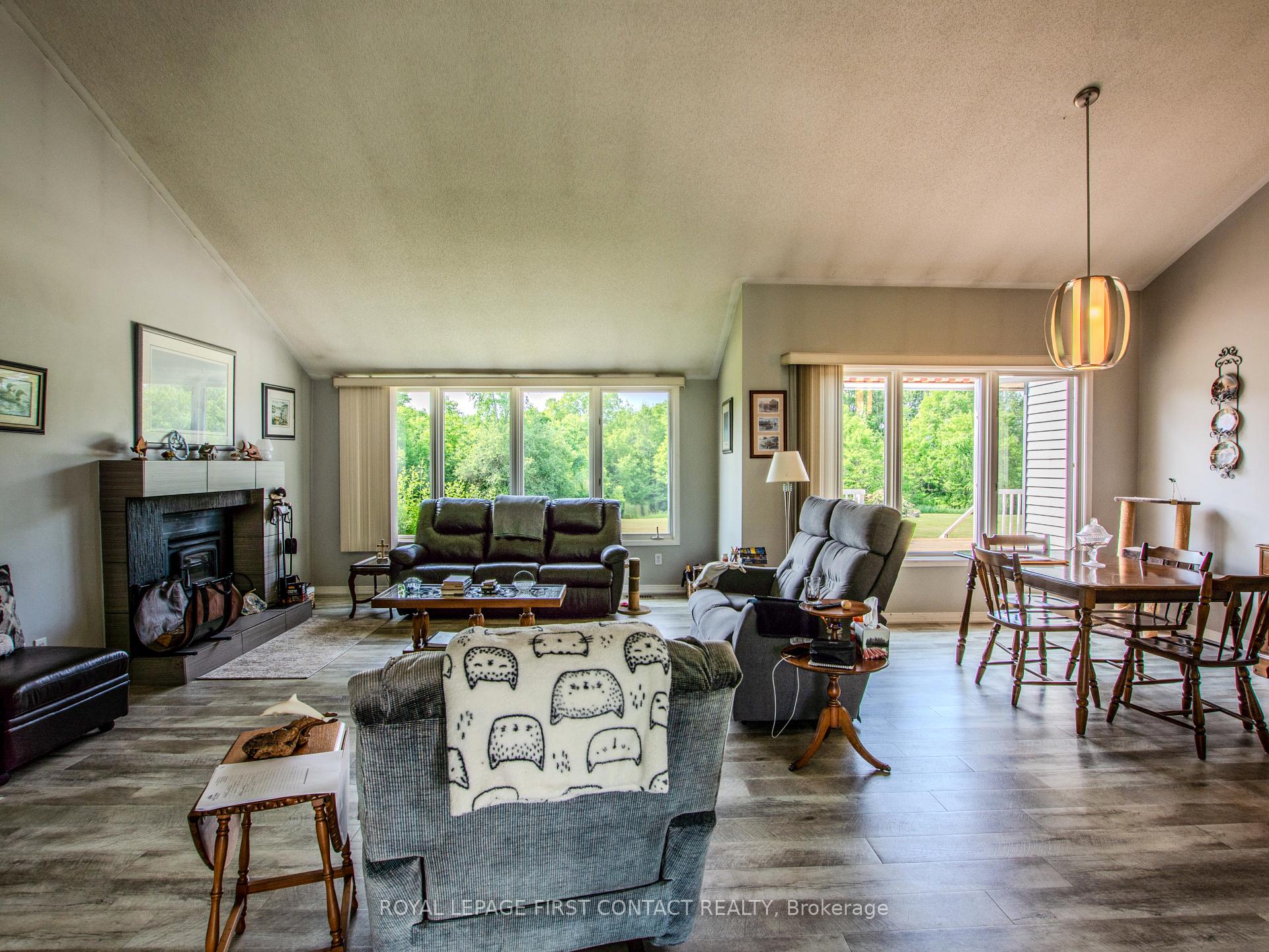 Photo 7 of 1580 Flos 3 Road W, Springwater, Rural Springwater — HOMEH
