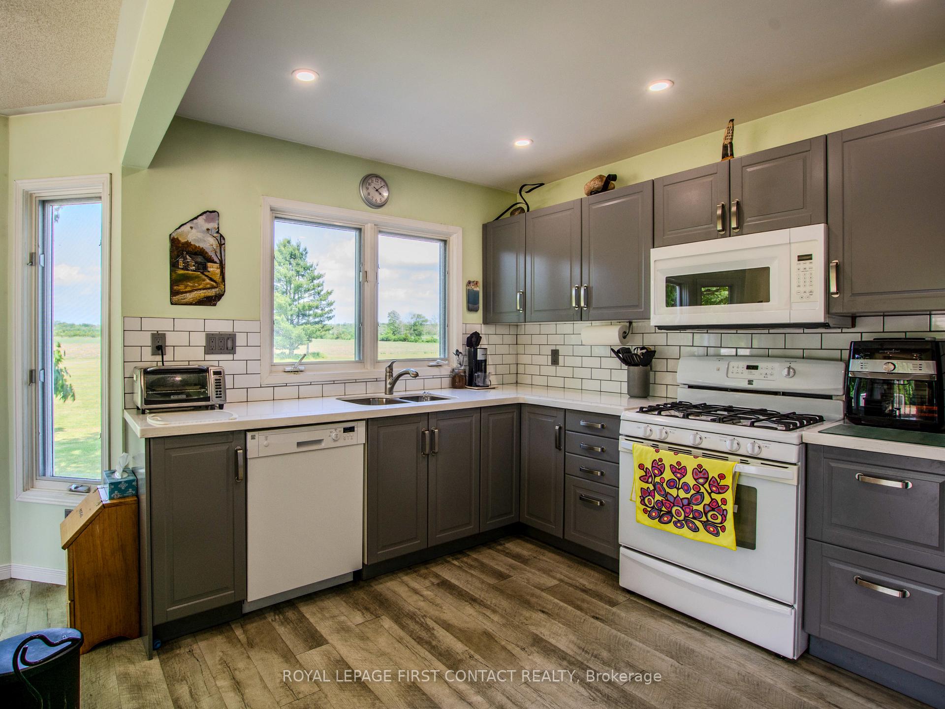 Photo 6 of 1580 Flos 3 Road W, Springwater, Rural Springwater — HOMEH