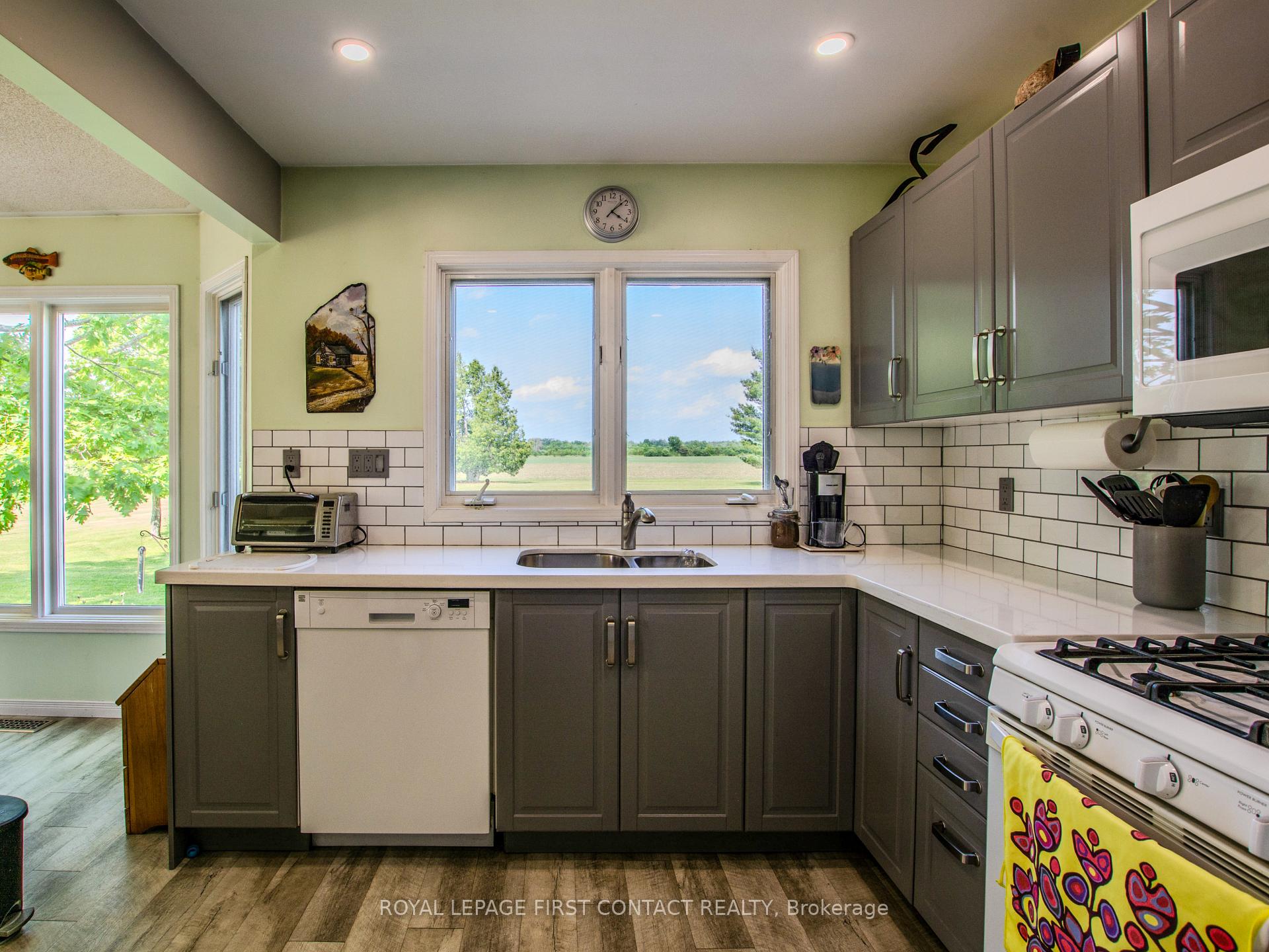 Photo 3 of 1580 Flos 3 Road W, Springwater, Rural Springwater — HOMEH