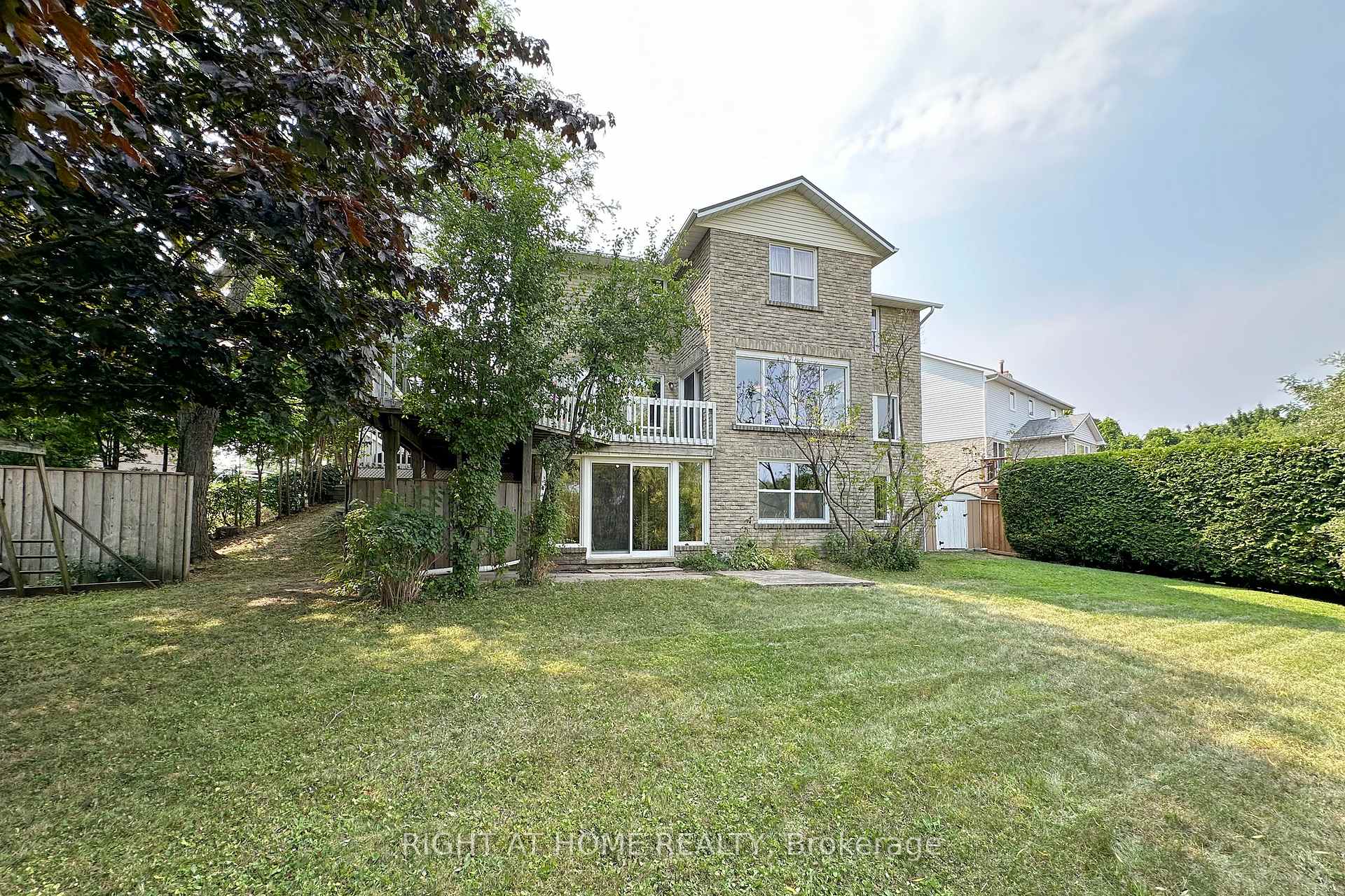 Photo 13 of 102 Hialeah Crescent, Whitby, Blue Grass Meadows — HOMEH